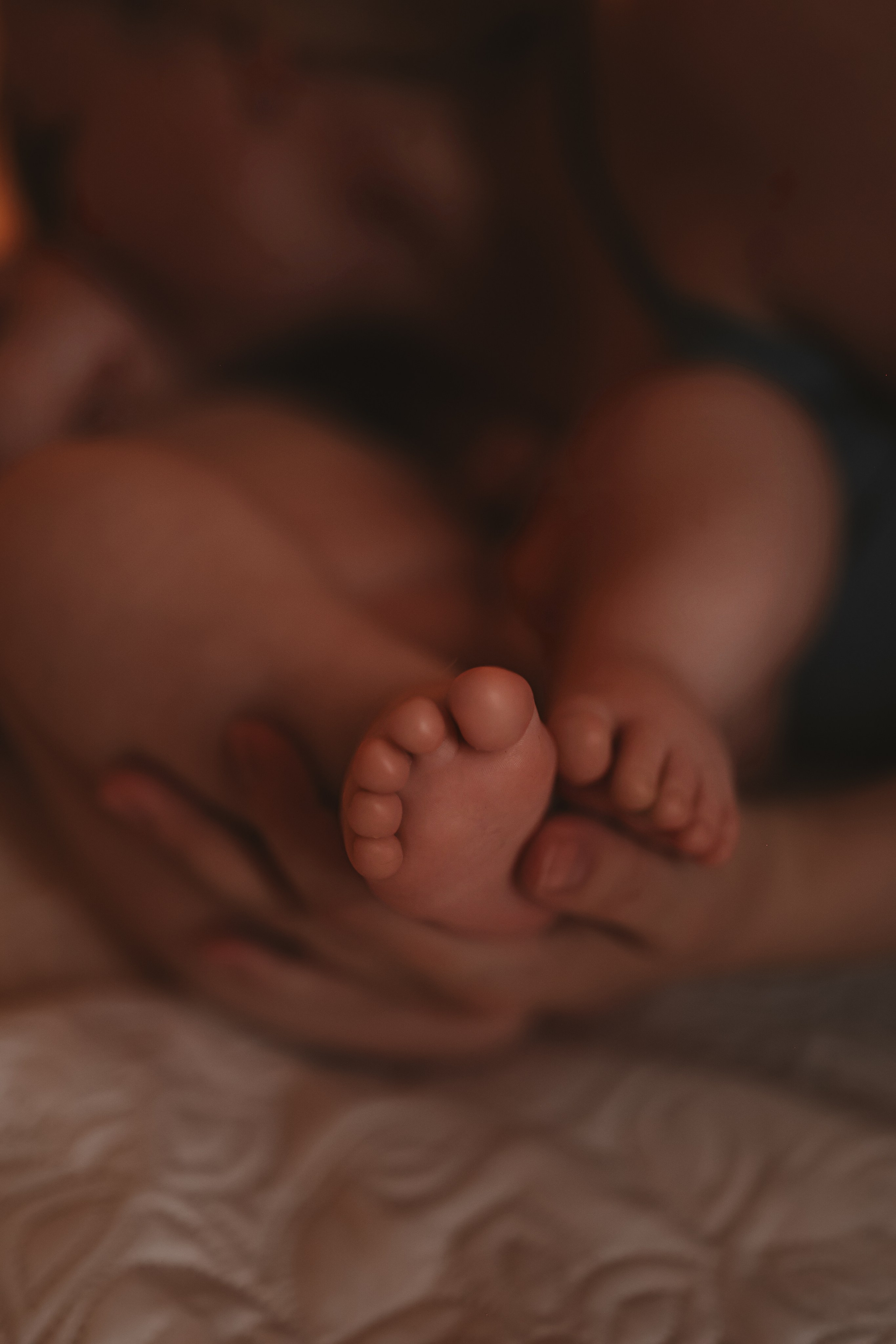 Кормление. Семейный фотограф Тюмень, фотограф на роды Салмина Мария