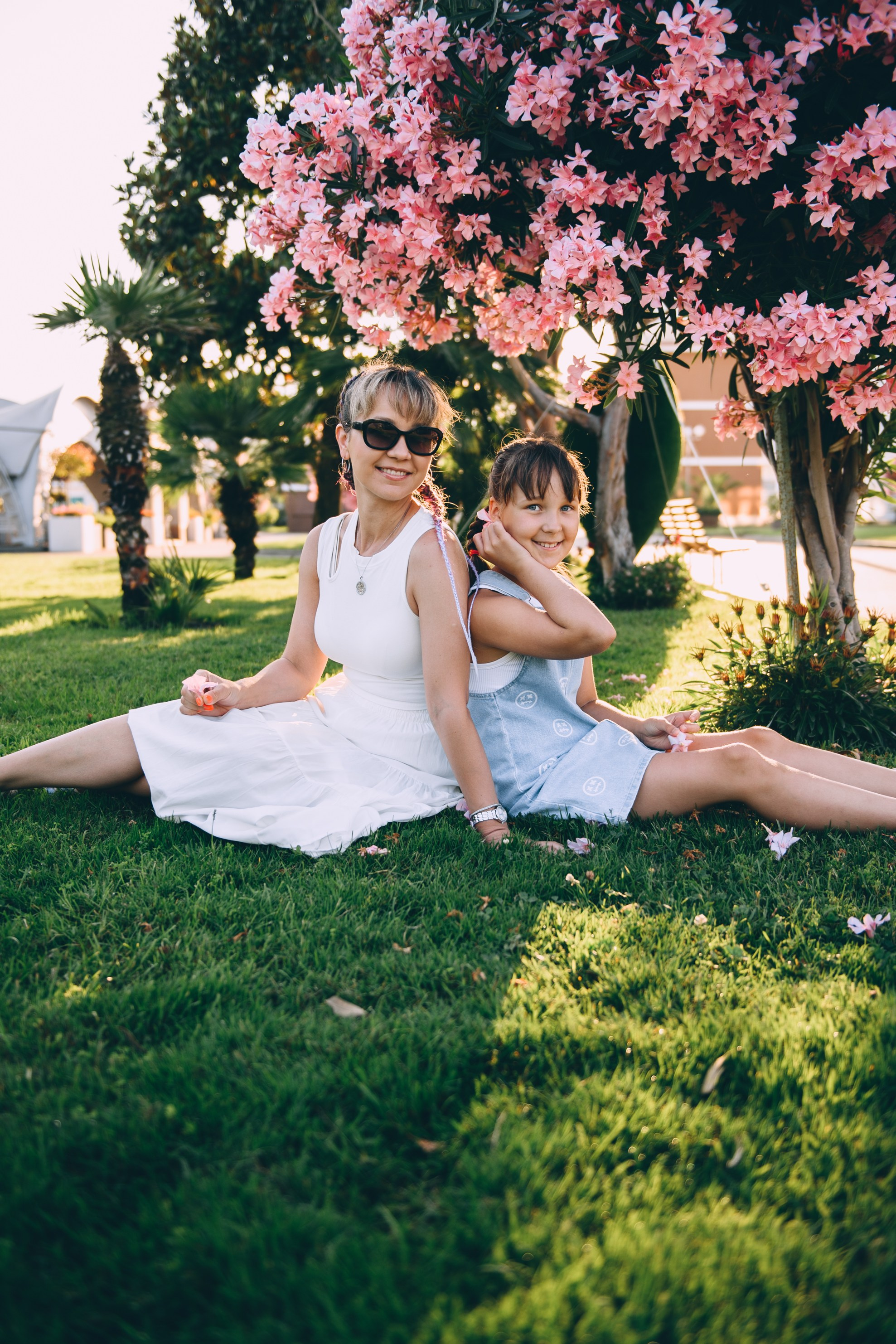 Мама и дочка, рассвет на пляже Бархатные Сезоны. Свадебный и семейный фотограф София Невская