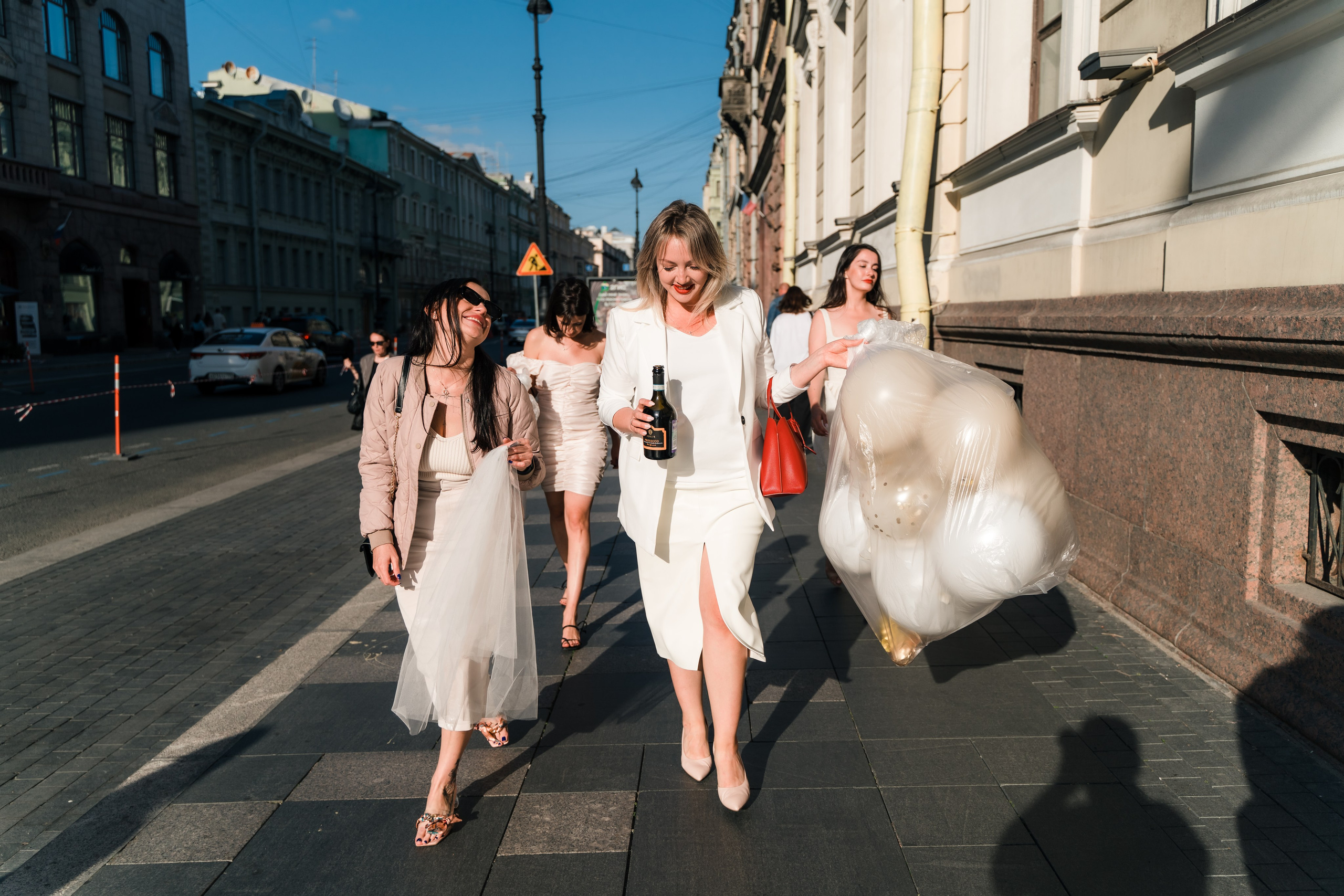 Фотосъемка девичника, встреча девушек, веселые женские портреты