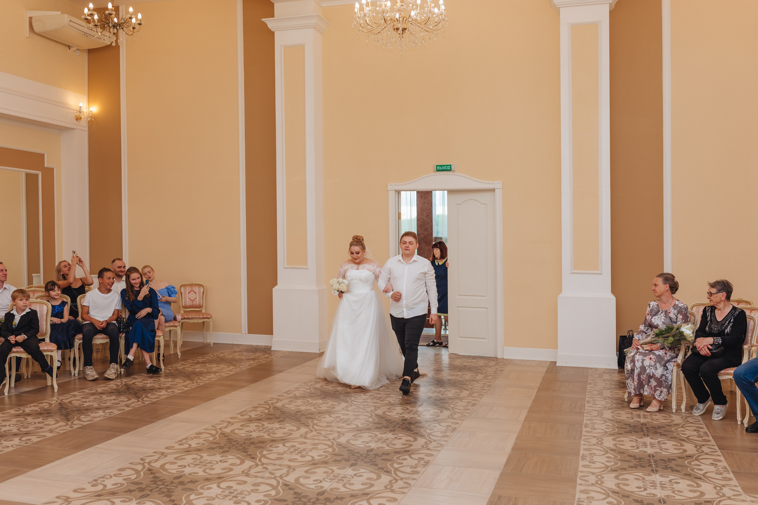 Евгения и Илья. ЗАГС Калининского района и прогулка на Финском заливе. Свадебный и семейный фотограф в Санкт-Петербурге и Сестрорецке