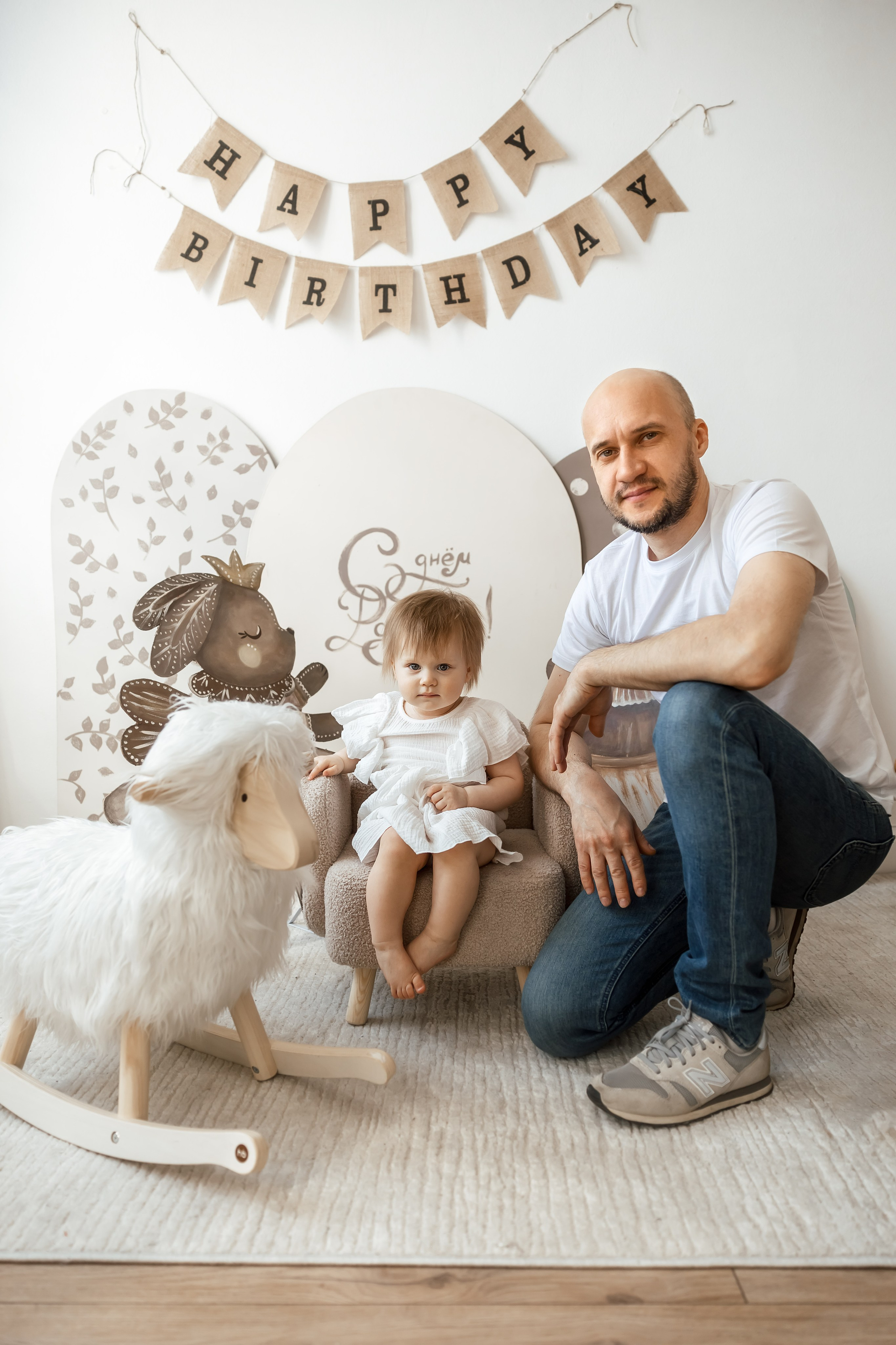 Семейная фотосессия для семьи с девочками близнецами на годик одежда в светлых тонах светлая бежевая студия в Москве теплые тона