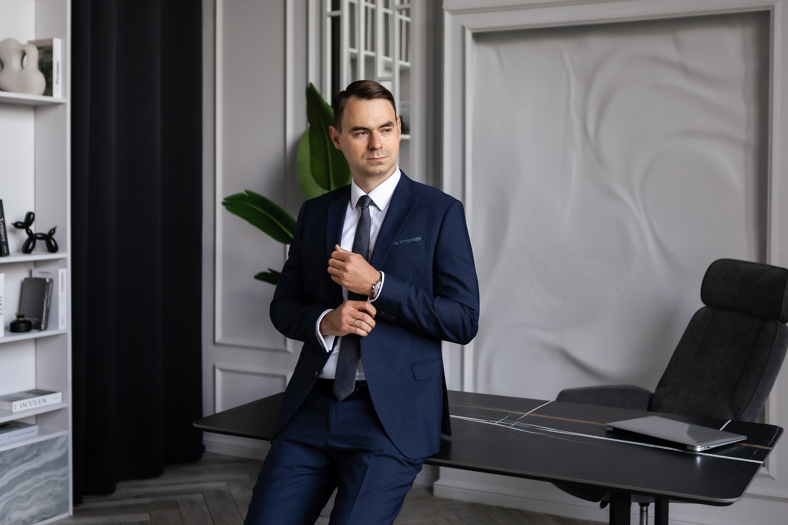 Портрет мужчины за столом руководителя