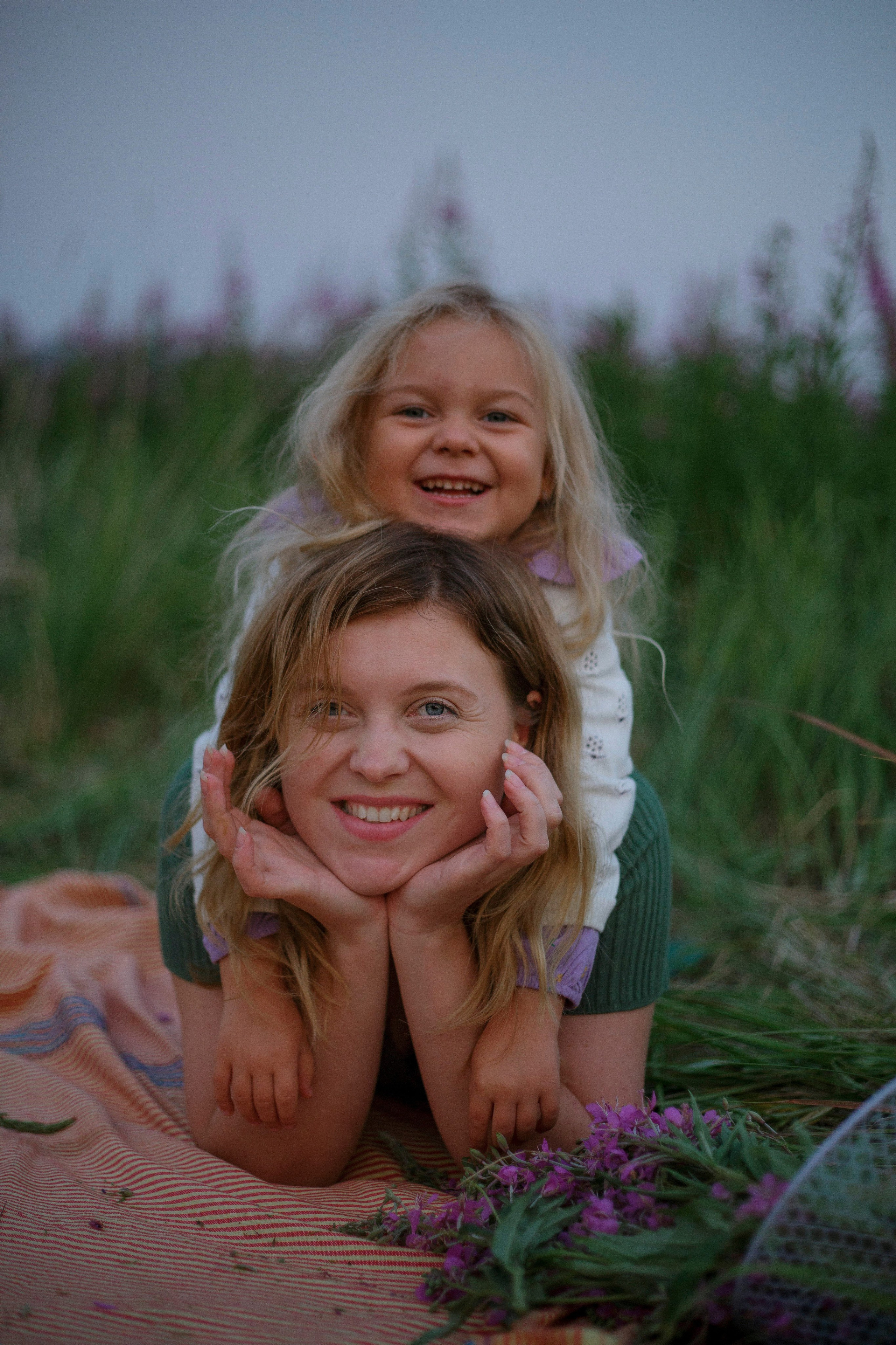 Семейная фотосъемка в поле летом 2023. Марина Рерих — портретный фотограф в Екатеринбурге