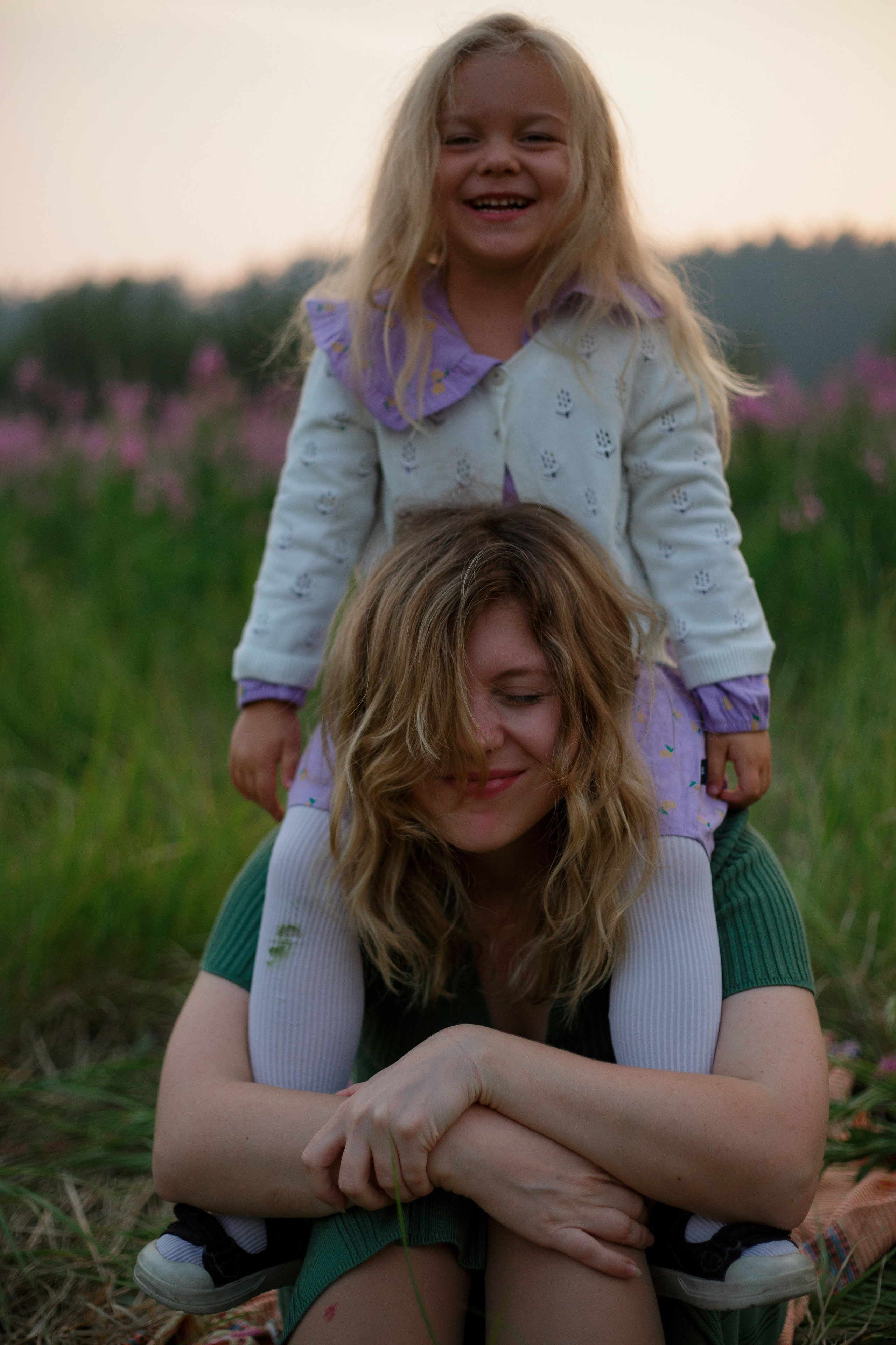 Семейная фотосъемка в поле летом 2023. Марина Рерих — портретный фотограф в Екатеринбурге