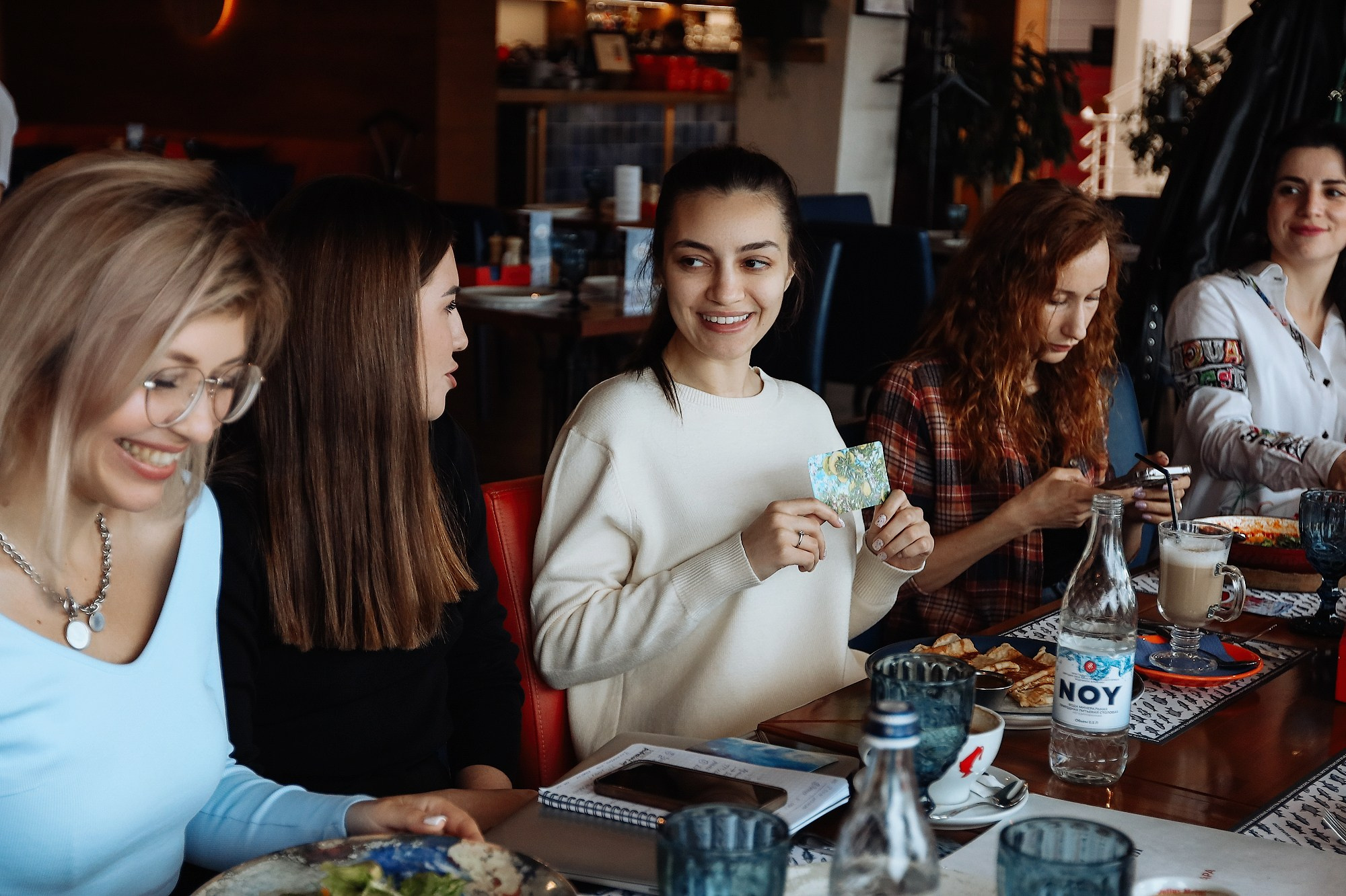 Женские встречи в кафе. Фотосессия. Профессиональный фотограф в Сочи Виктория Джой. Обучение