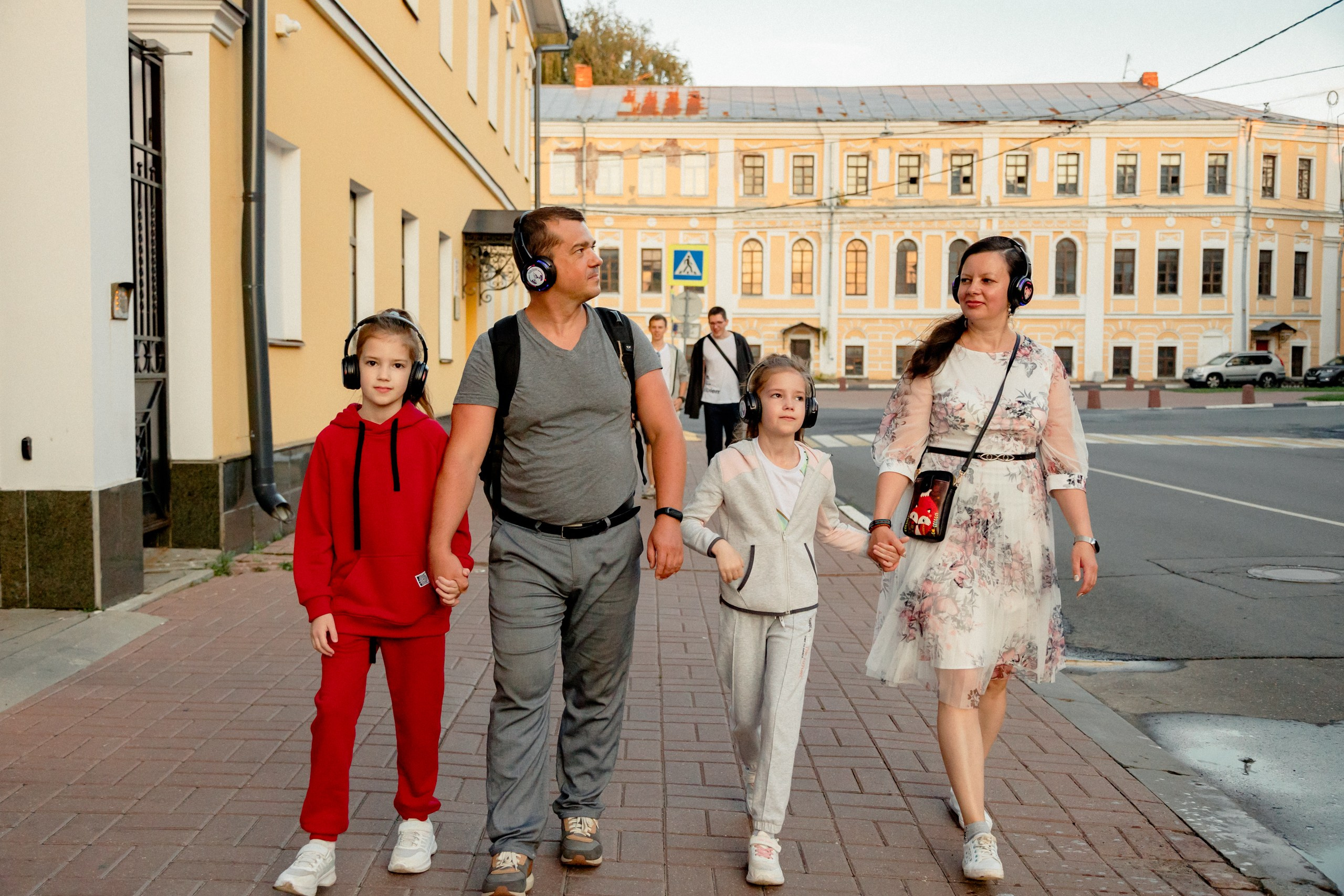Экскурсия. На каждом снимке всегда два человека: фотограф и зритель