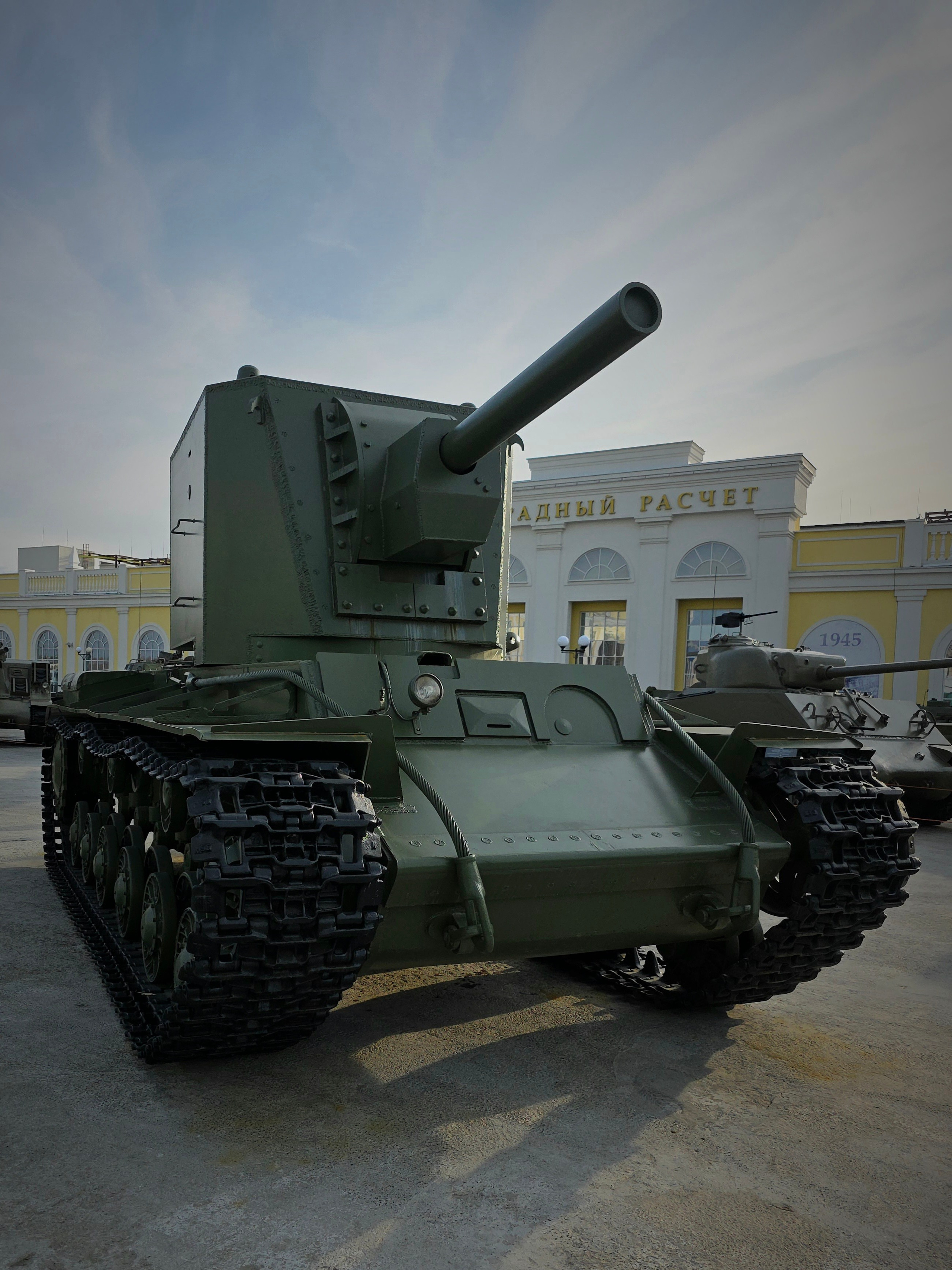 Модель-реплика тяжелого штурмового танка КВ-2, который выпускался с 1940 г.