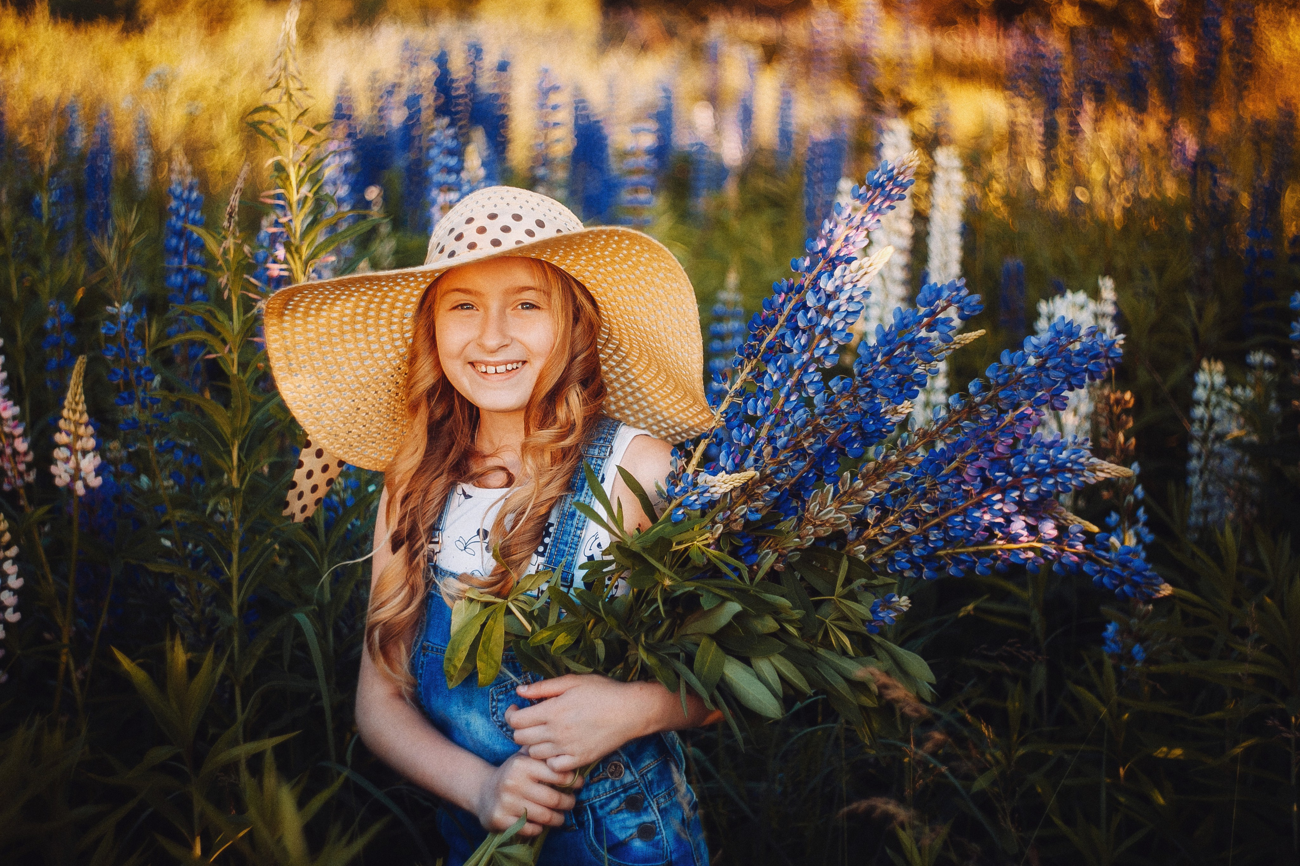 Солнечная Алена в Люпинах. Фотограф Сергей Логинов