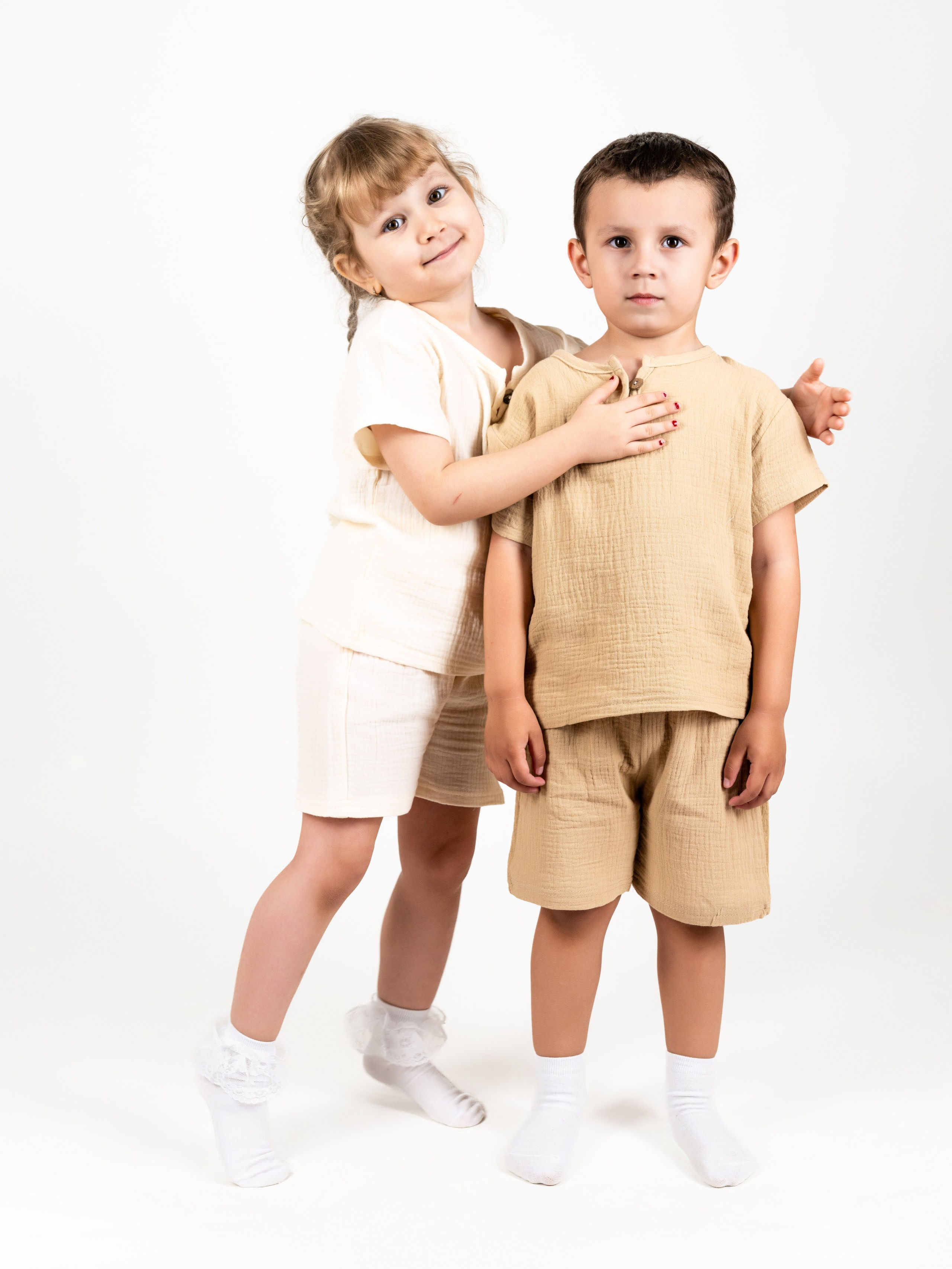 Фотосъемка летних детских комплектов одежды из муслима. Олейник Денис — предметный фотограф, фотограф для маркетплейсов в Казани