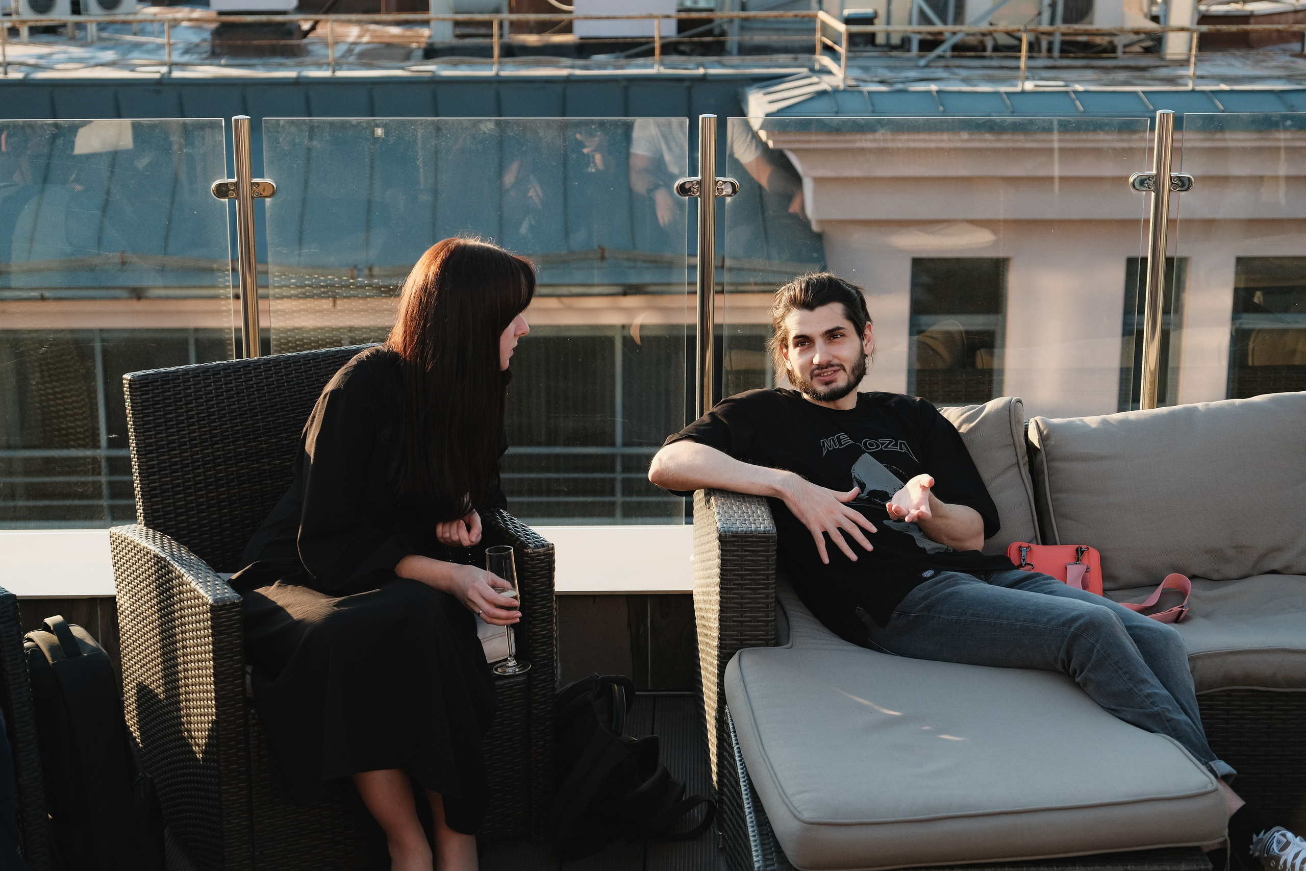 Два человека разговаривают на корпоративной вечеринке.