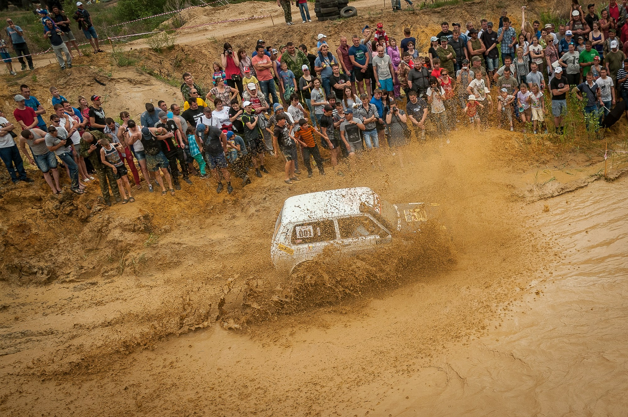 Белый автомобиль на скорости въехал в водоём подняв брызги
