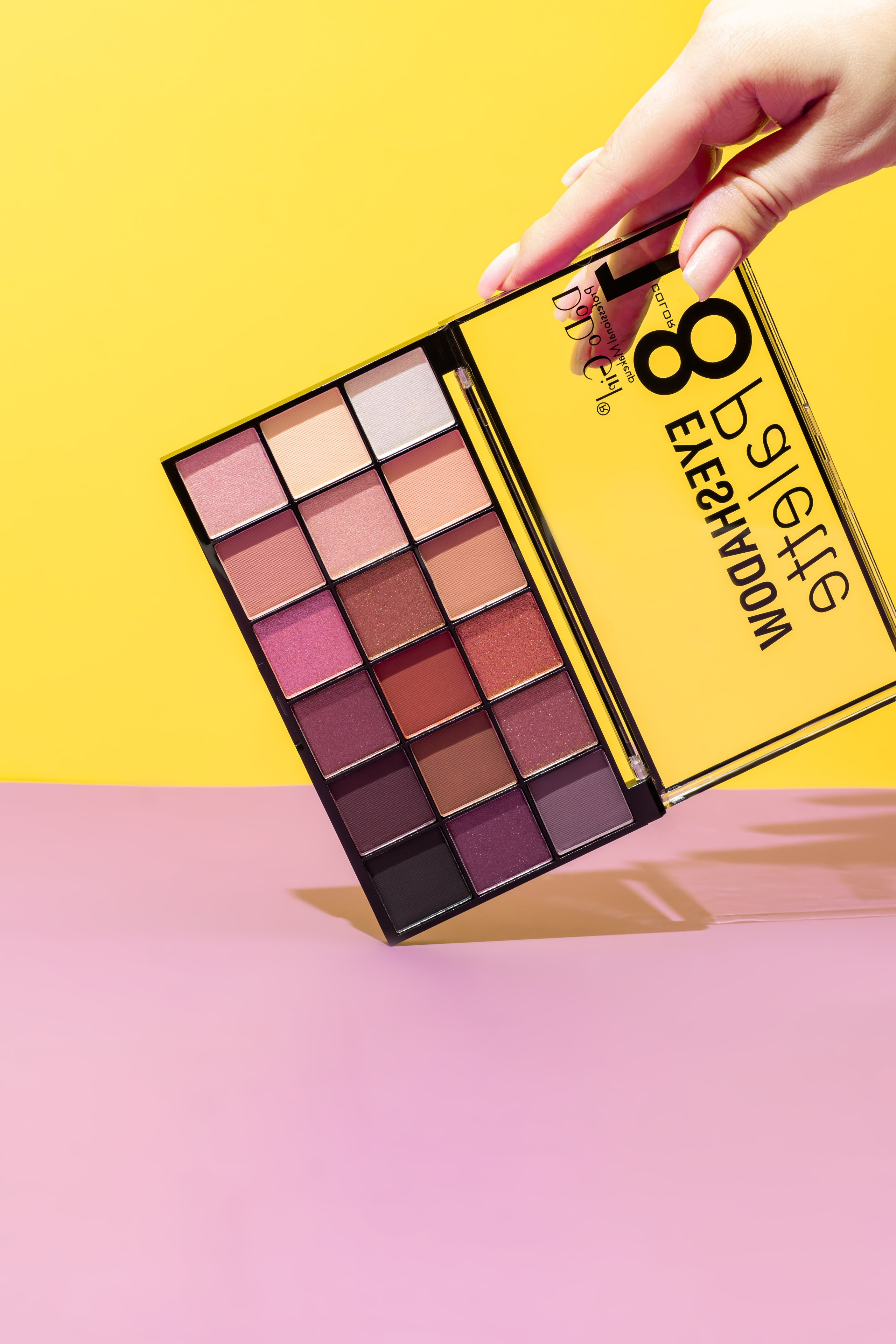 Тени для век и бровей. Предметная фотосъемка в г. Москва PREDMETKASTUDIO