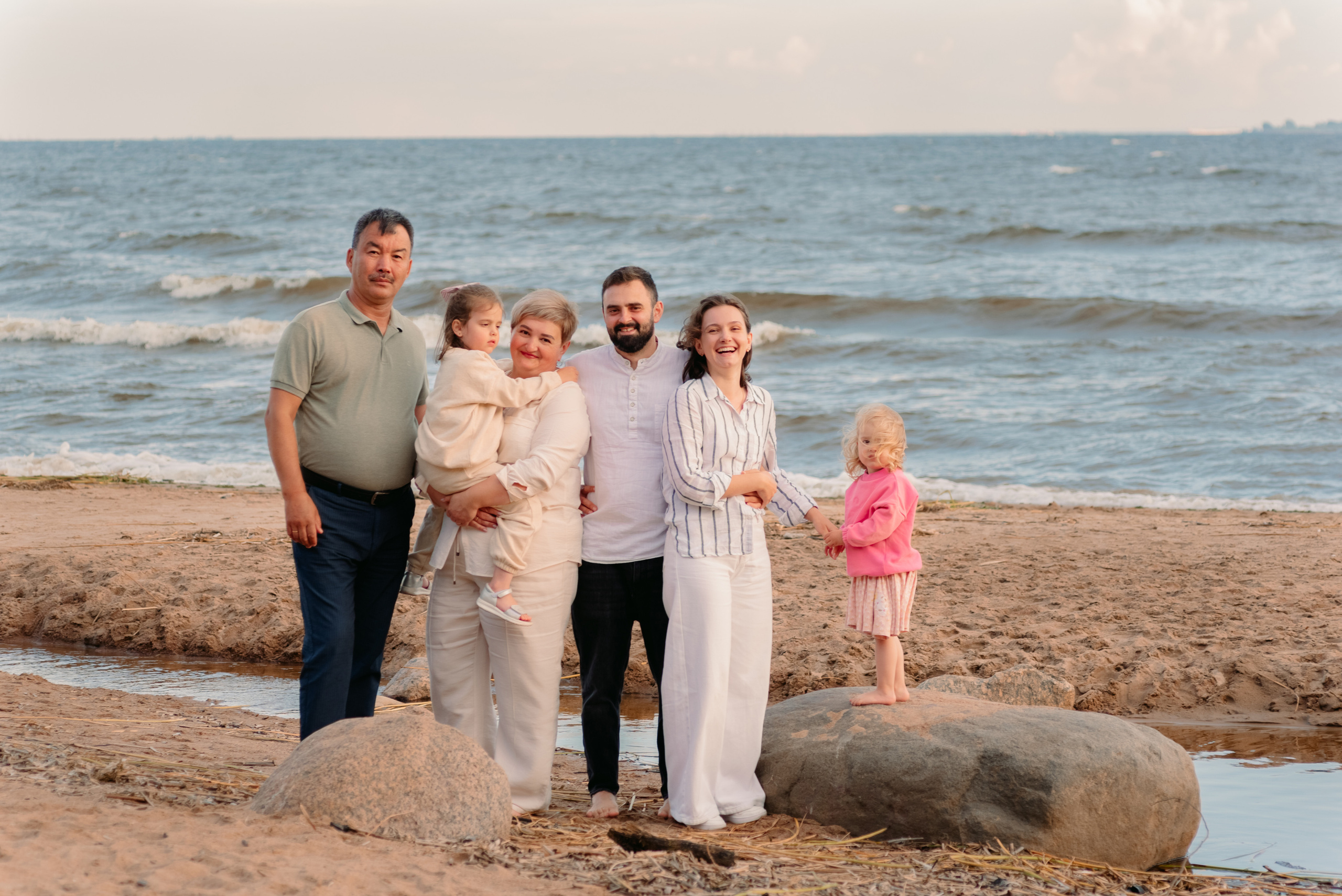 Семейная фотосессия на берегу финского залива. Фотограф Юлия Кондратьева