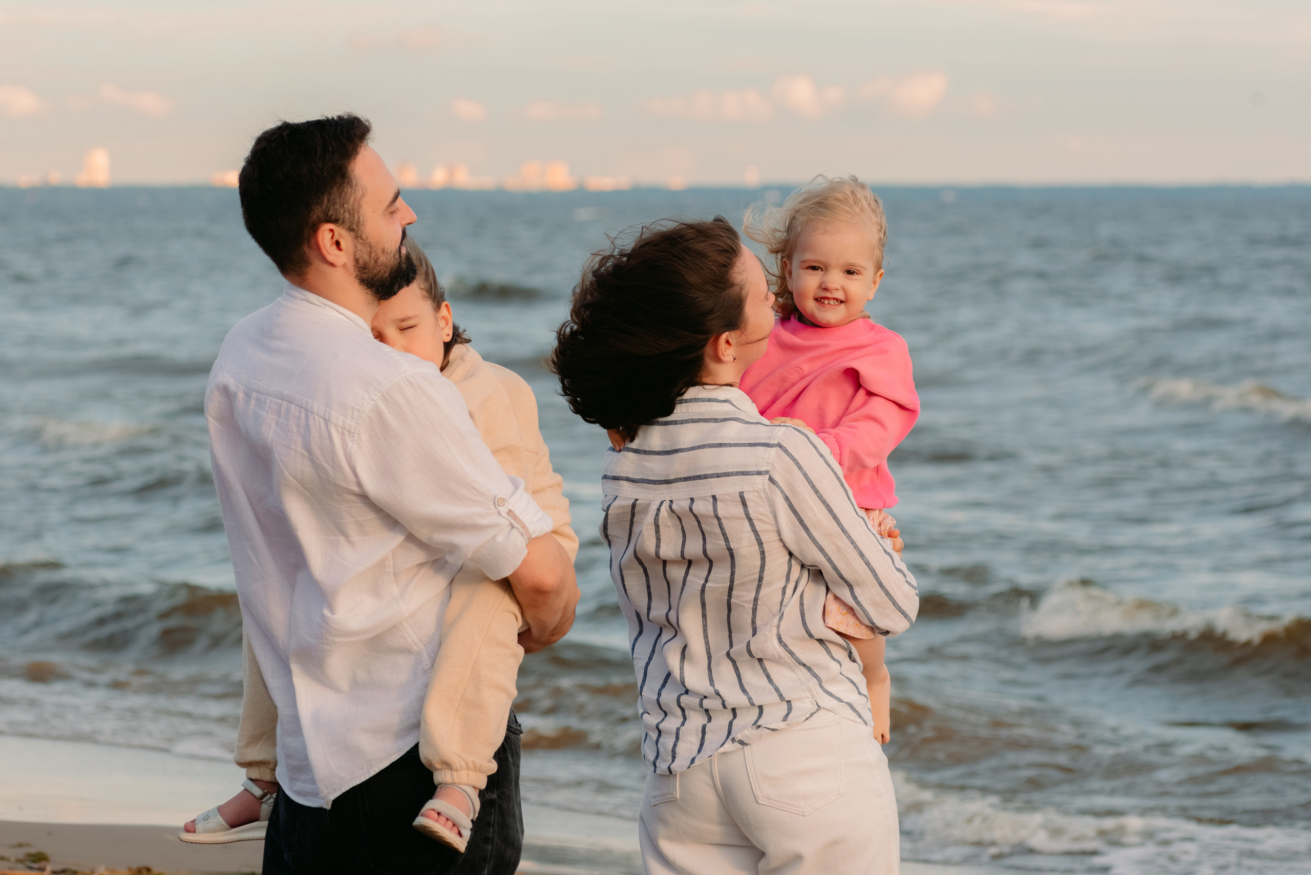 Семейная фотосессия на берегу финского залива. Фотограф Юлия Кондратьева