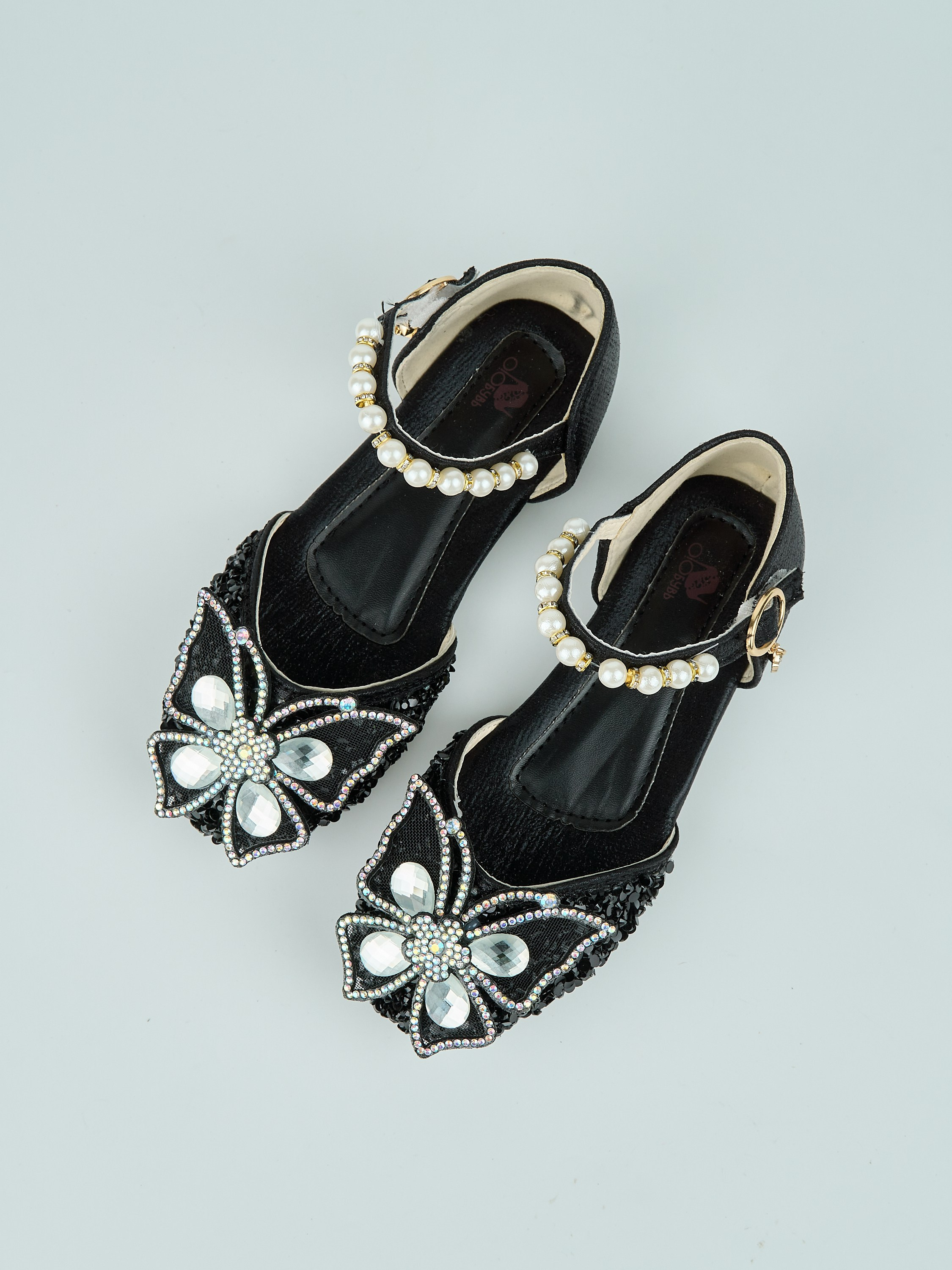 Каталожная фотосъёмка детских туфель для Wildberries