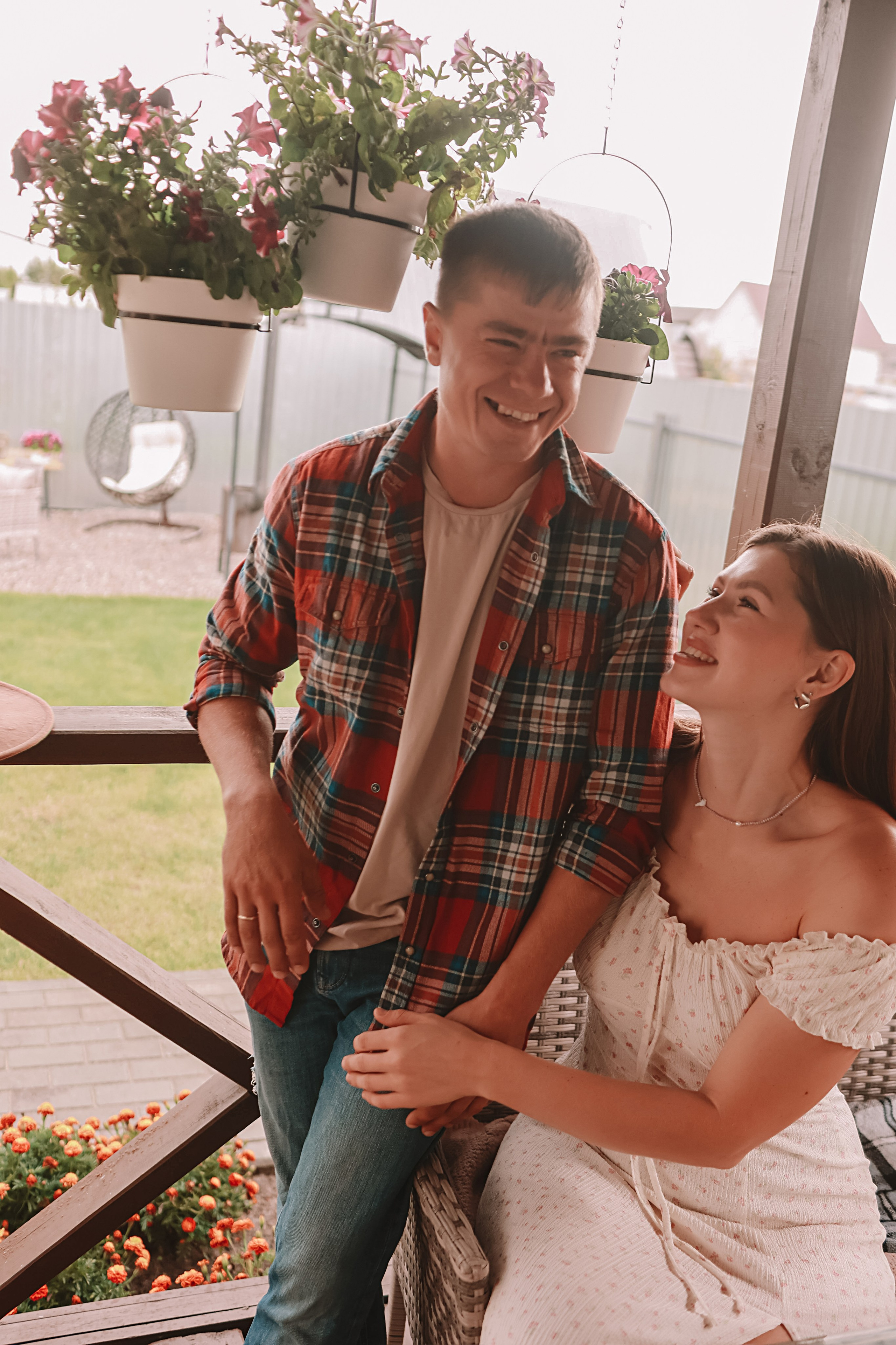 У дома. Семейный фотограф Тюмень, фотограф на роды Салмина Мария