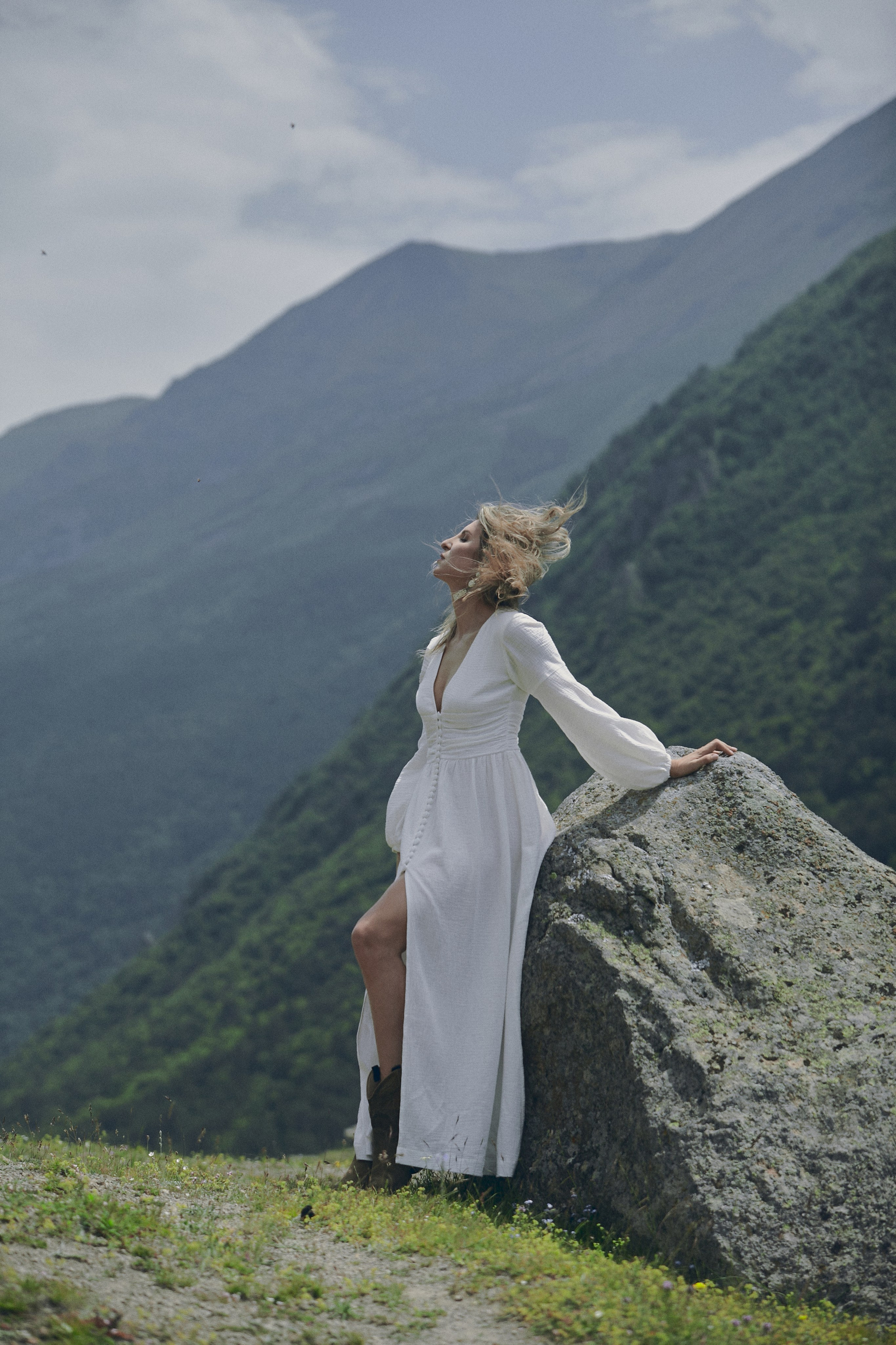 Фотосессия у водопада в Кабардино-Балкарии. Фотограф Продюсер в горах КБР / Москва  Нальчик Горы