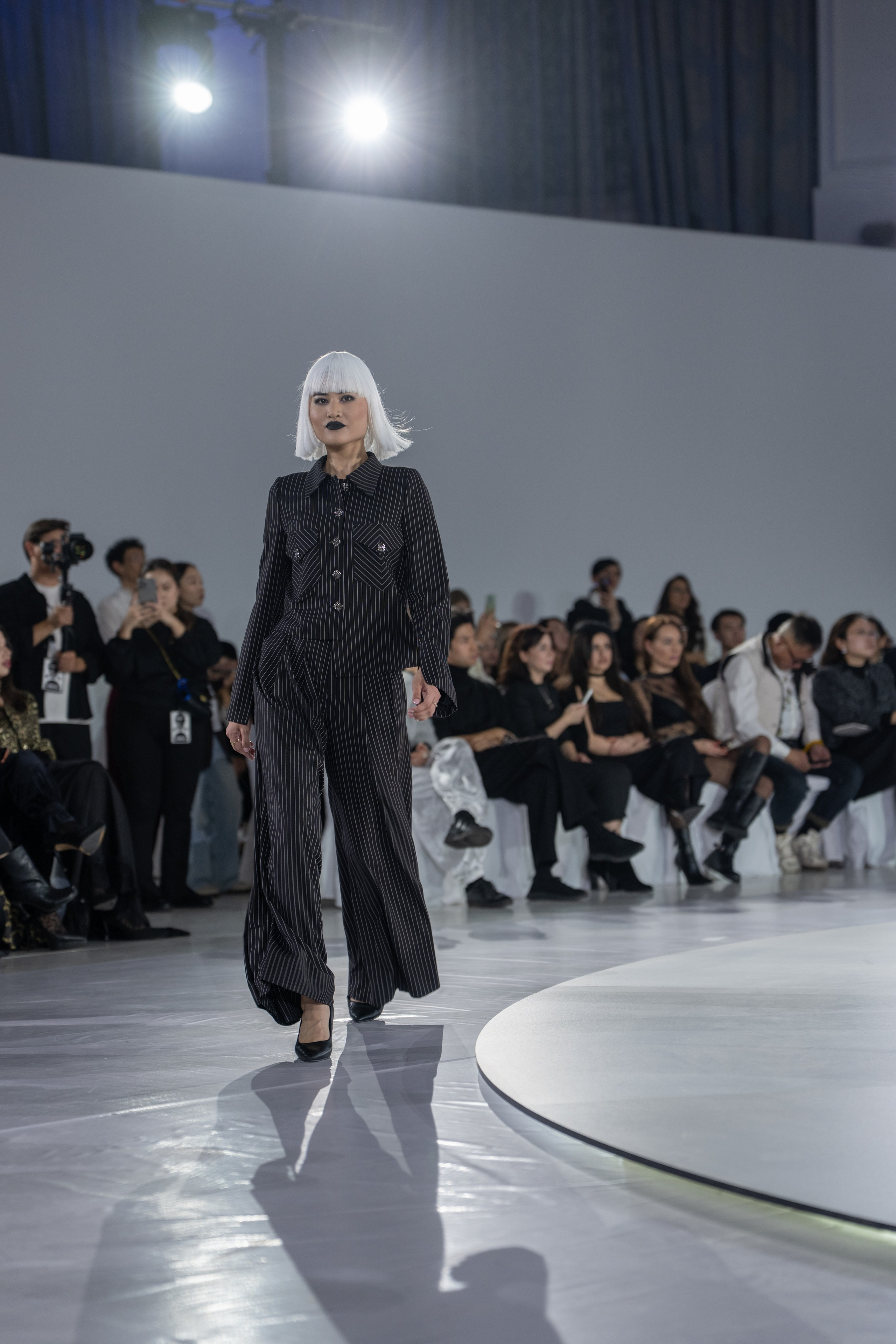 Дизайнер Umed Kuchkaliev. Сайт Алматинского НЮ АРТ, будуар и фэшн фотографа Дениса Карпенко