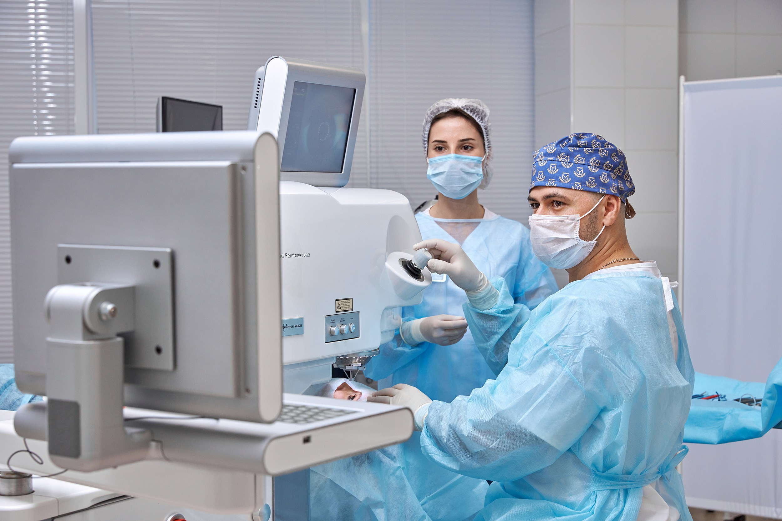 Врачи проводят операцию на глазах