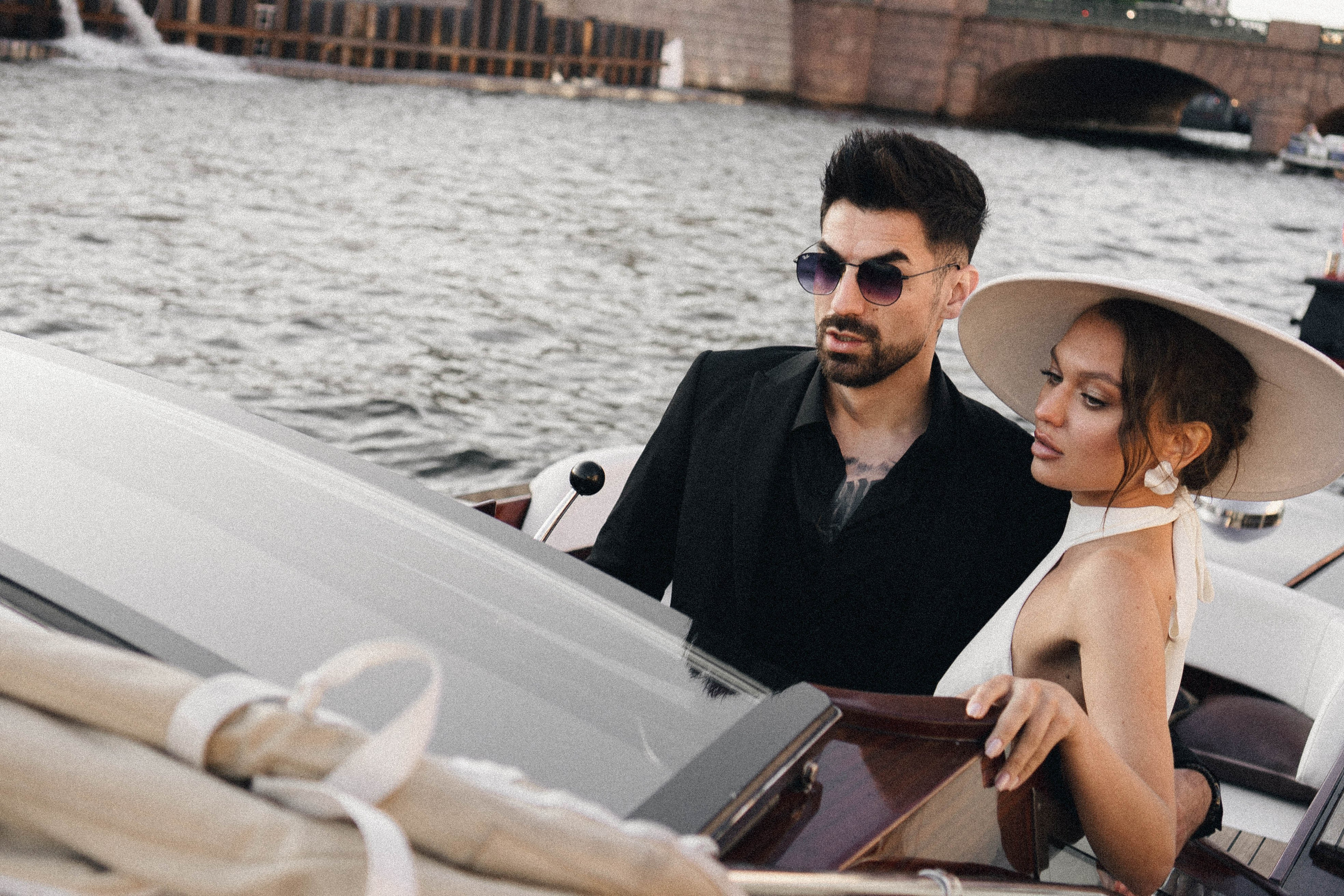 СВАДЕНБНАЯ СЬЕМКА НА КАТЕРЕ ПО КАНАЛАМ САНКТ-ПЕТЕРБУРГА И В АКВАТОРИИ НЕВЫ. Профессиональный фотограф, Санкт-Петербург — Виктория Богомолова