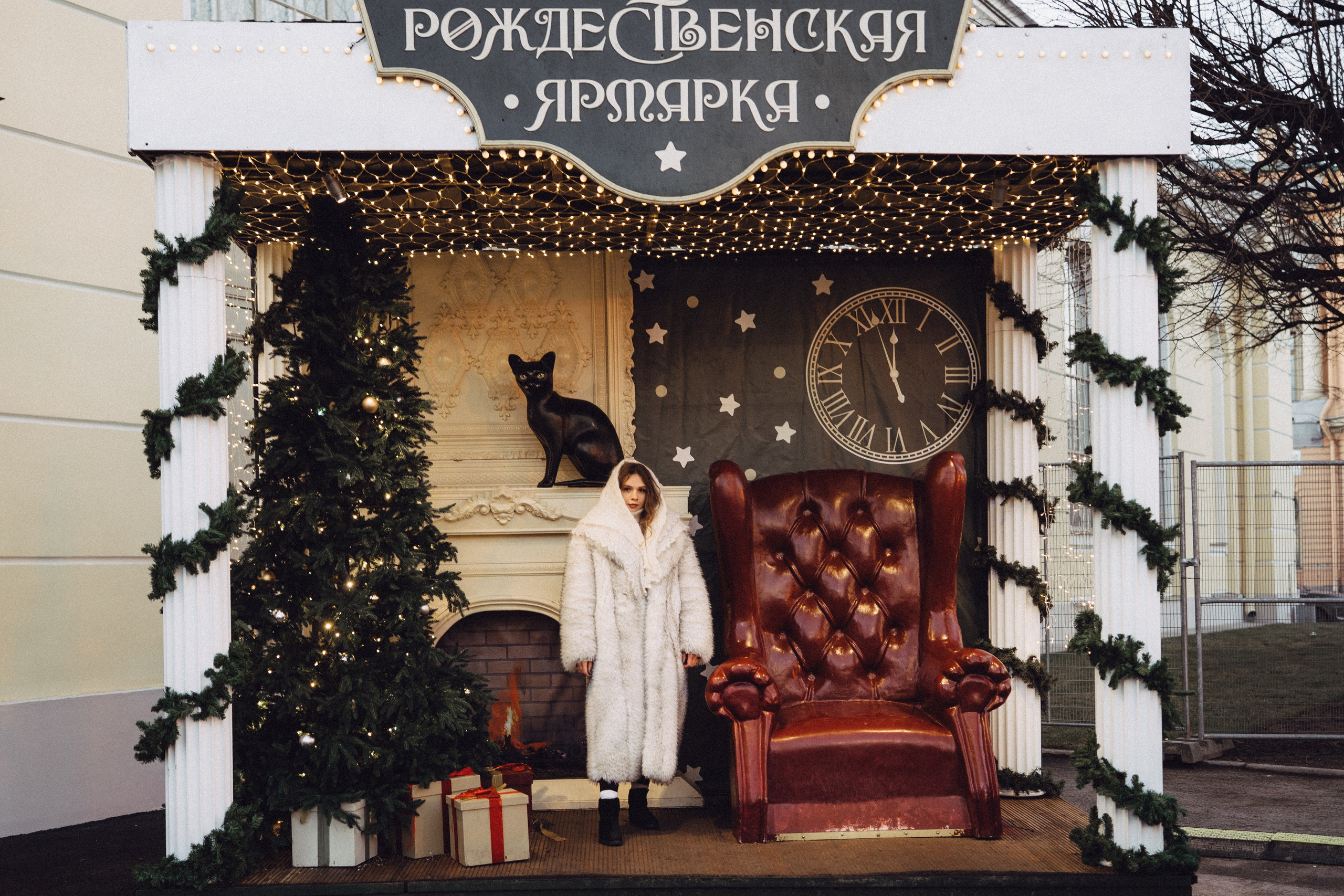 ПРОГУЛКА НА МАНЕЖНОЙ ПЛОЩАДИ ДЛЯ ДЕВУШКИ ПЕРЕД НОВЫМ ГОДОМ (НОВОГОДНЯЯ ФОТОСЕССИИЯ НА МАНЕЖНОЙ ПЛОЩАДИ). Профессиональный фотограф, Санкт-Петербург — Виктория Богомолова