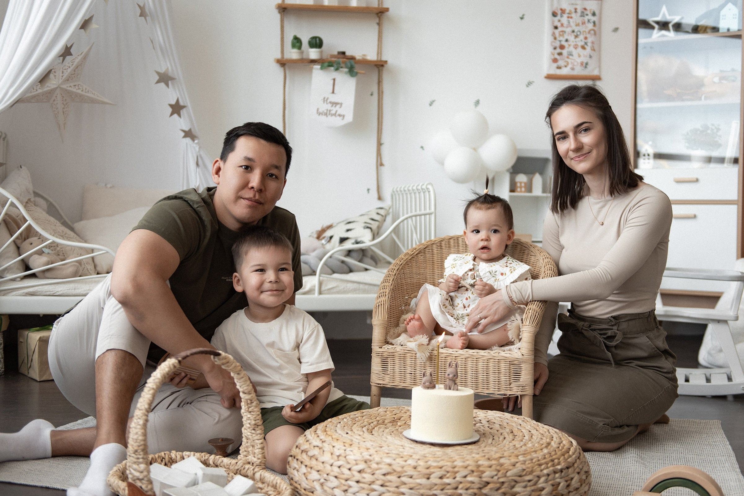 семейная фотосессия в студии на годик