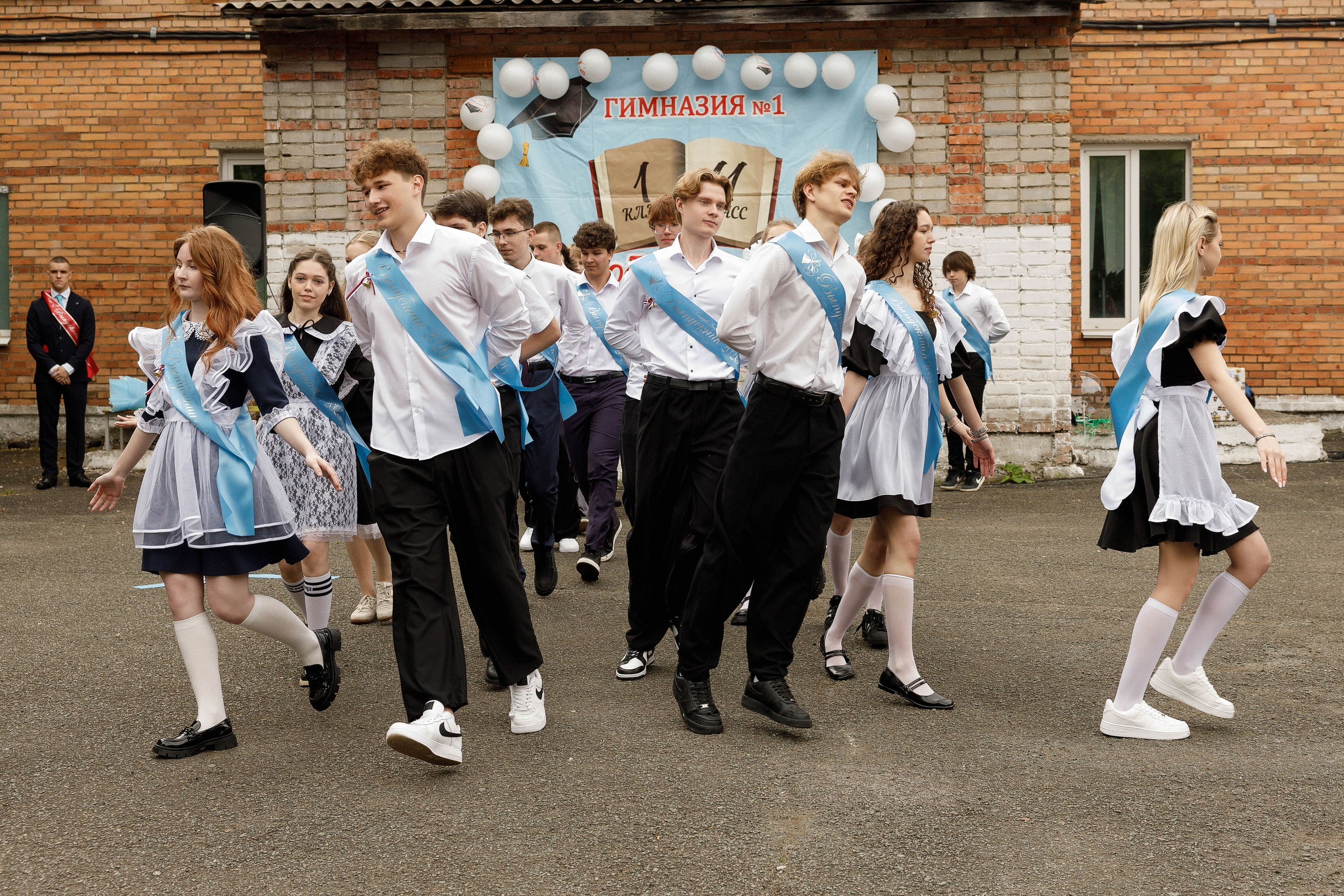 Последний звонок Гимназия Артем. Photoalbum-vl.ru