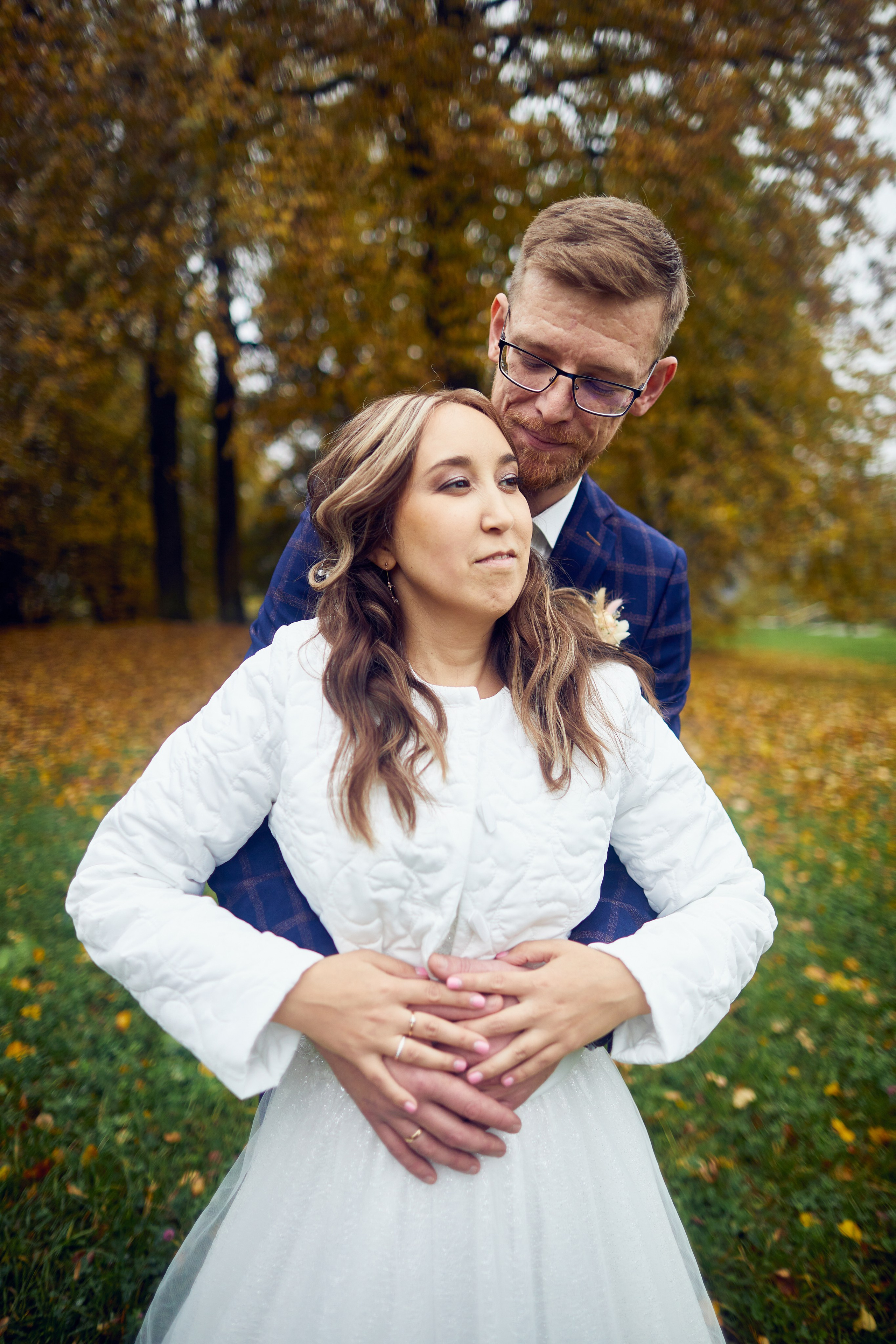 kogan.studio - жених обнимает невесту на фоне осенней листвы 