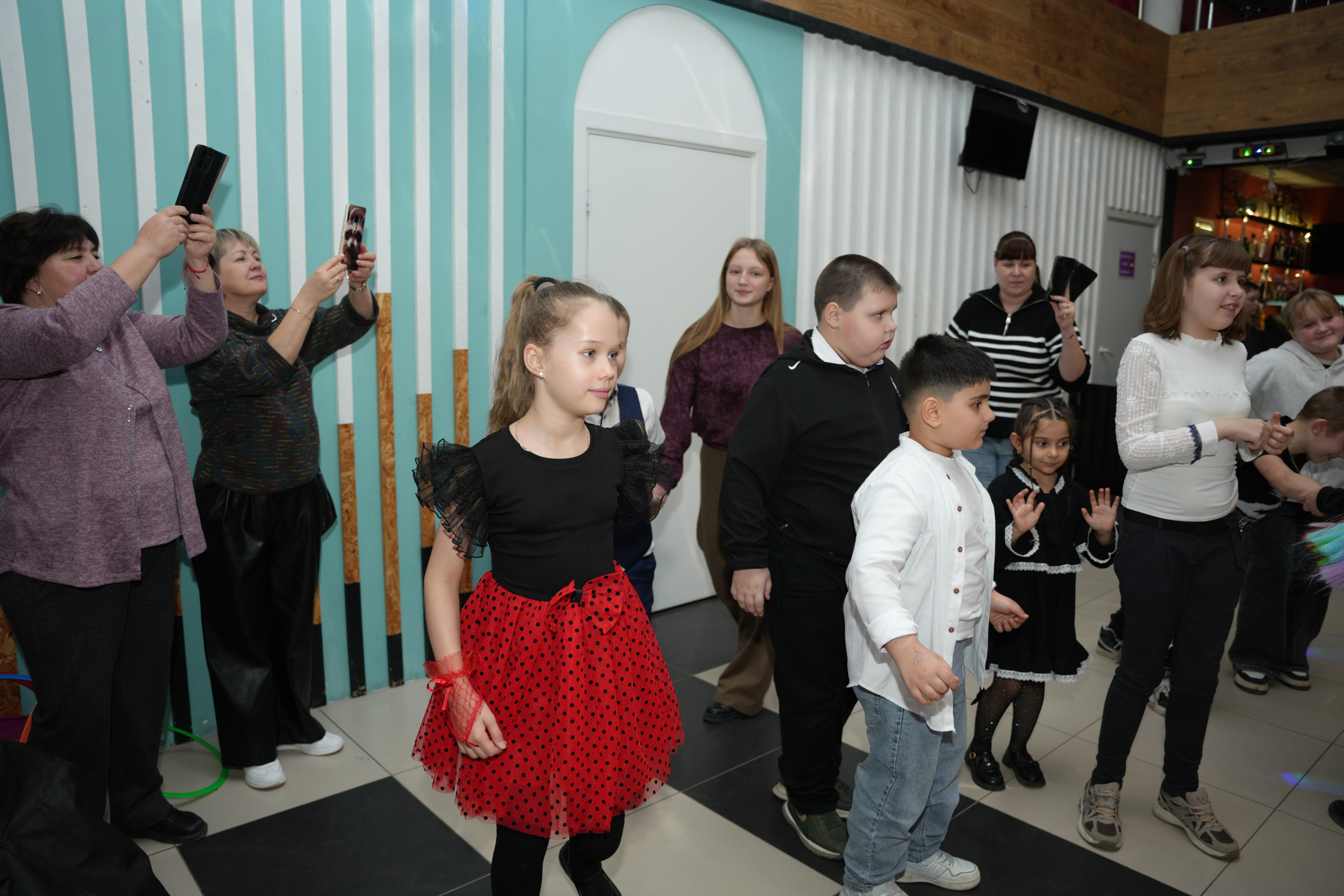 Социально —благотворительная акция «Ты в этом мире не один», посвященная Международному дню инвалидов. ВЫПУСКНЫЕ АЛЬБОМЫ, Школьный фотограф, семейный и свадебный в Саратове и области Ольга Плаксина