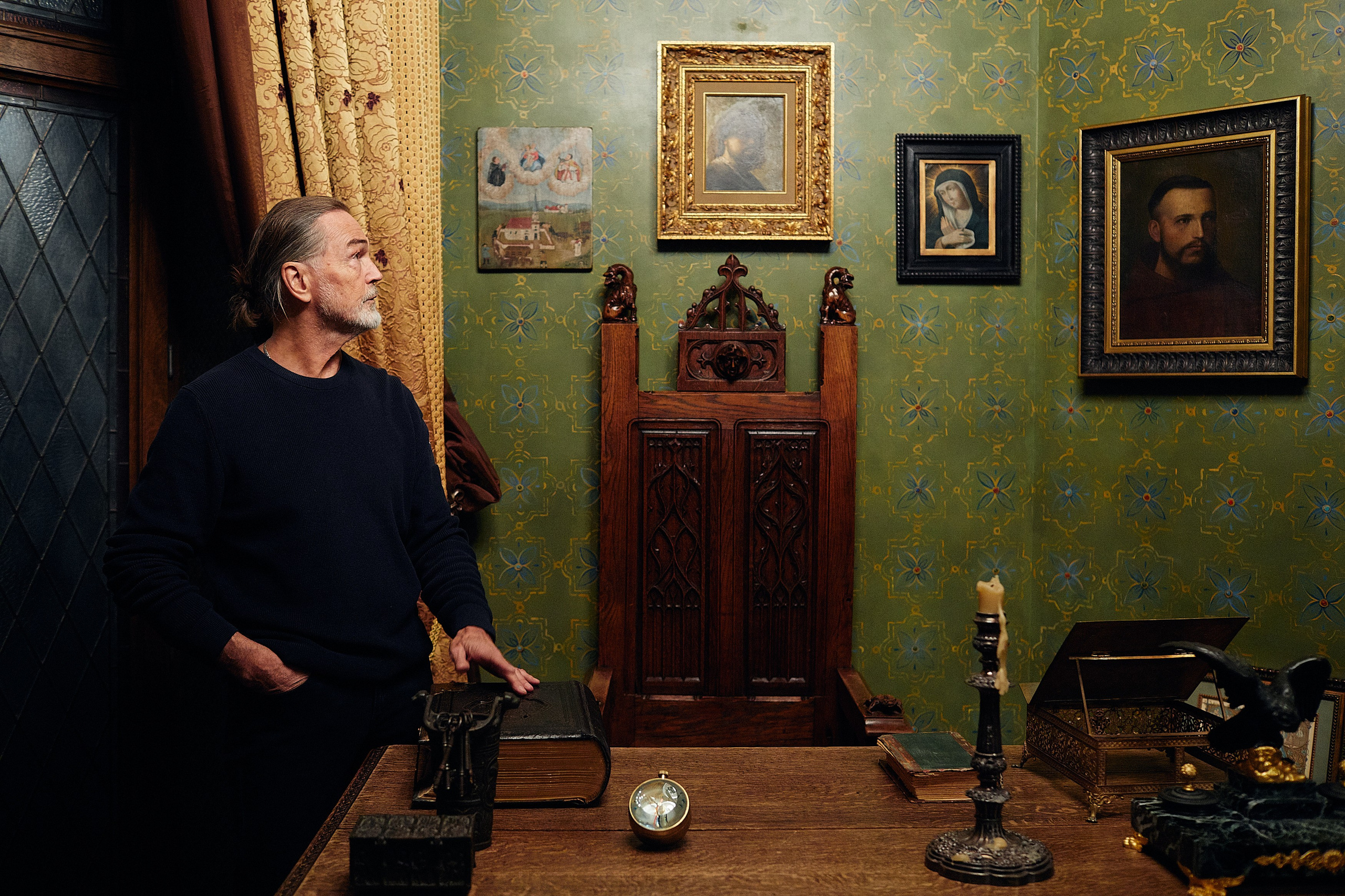 Никас Сафронов — экскурсия по дому. Репортажный фотограф в Москве Константин Дерягин