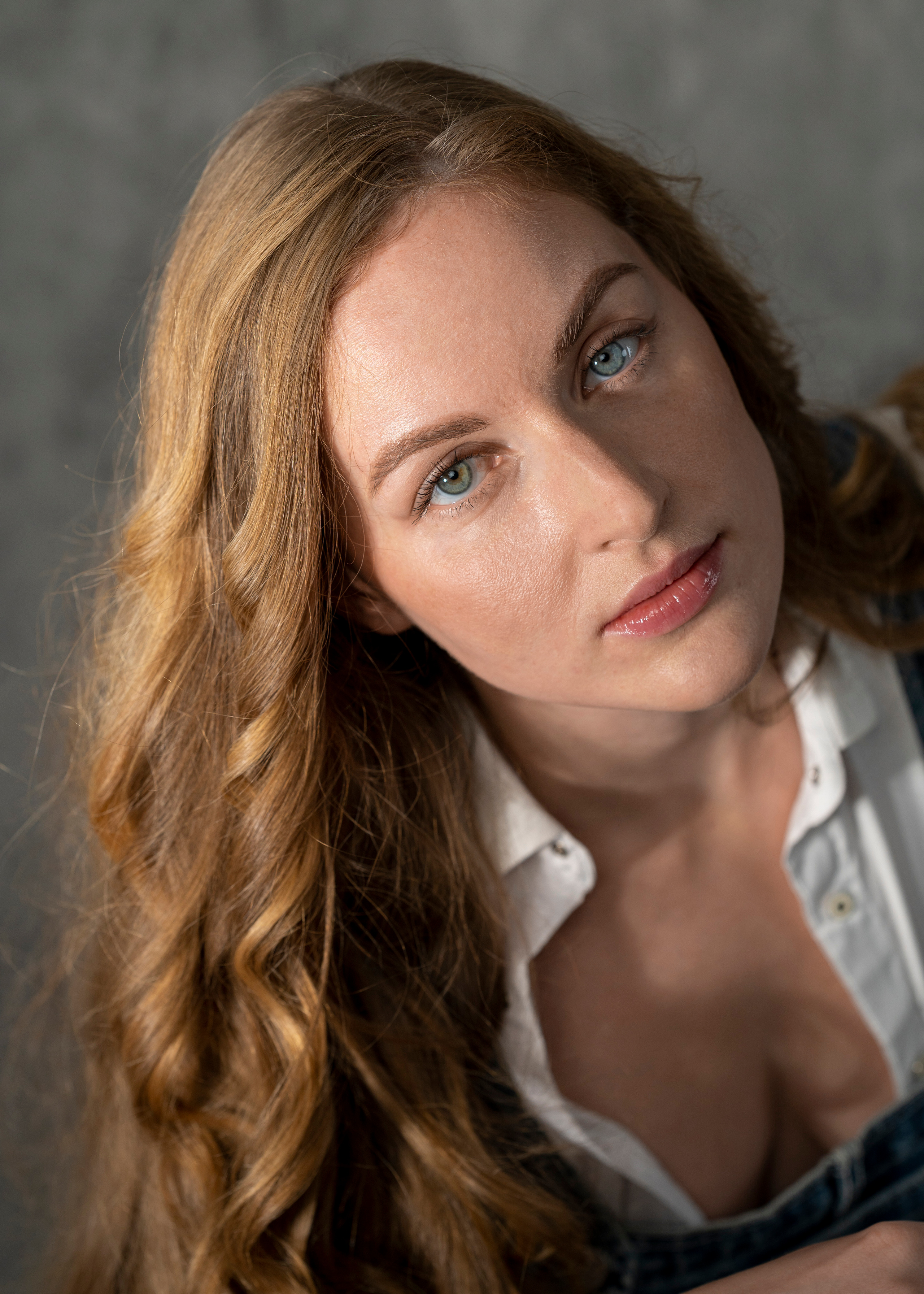 Студийная Art-съёмка девушки в образе художницы