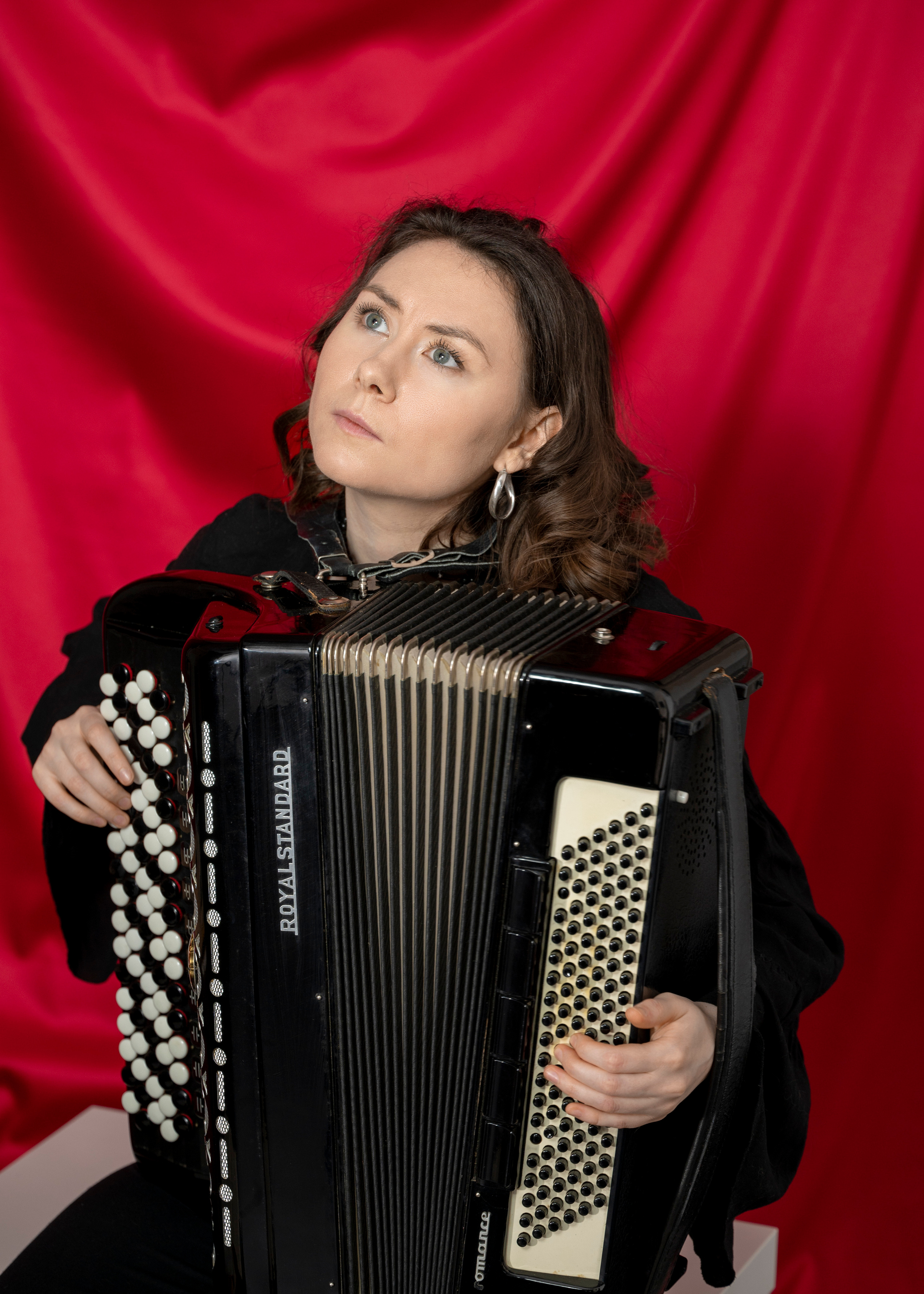 Фотосессия девушки с баяном