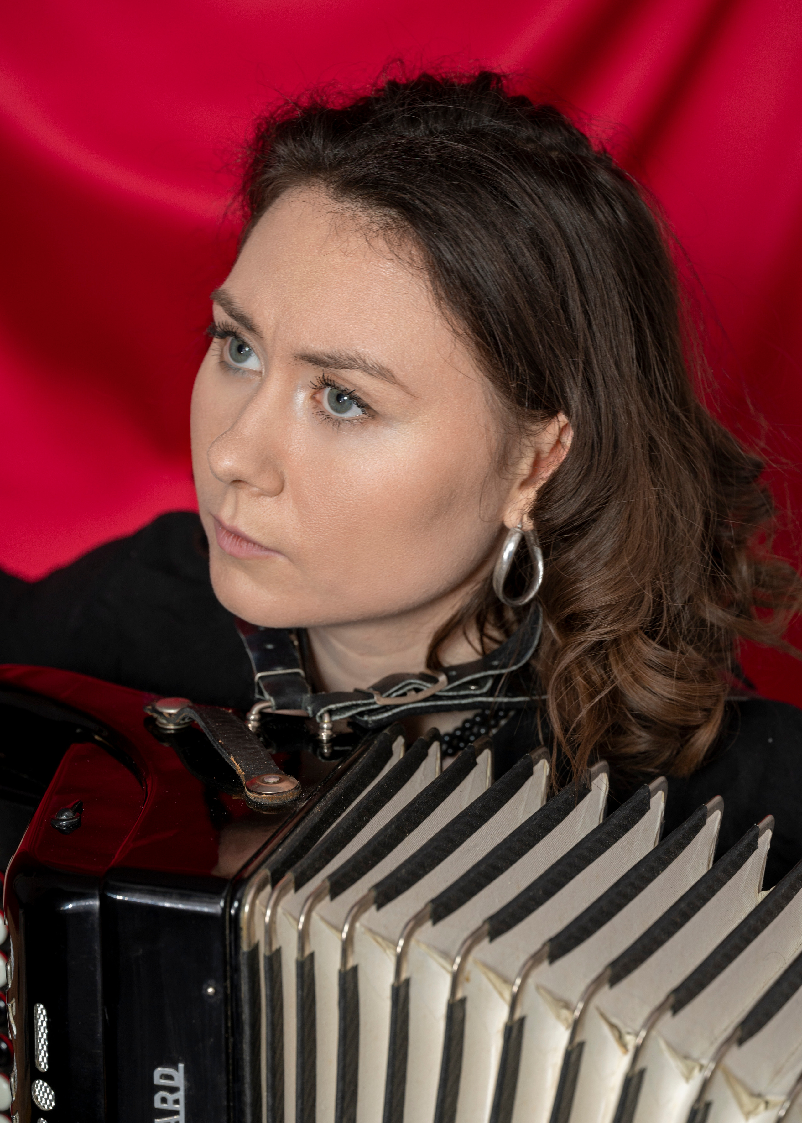 Фотосессия девушки с баяном