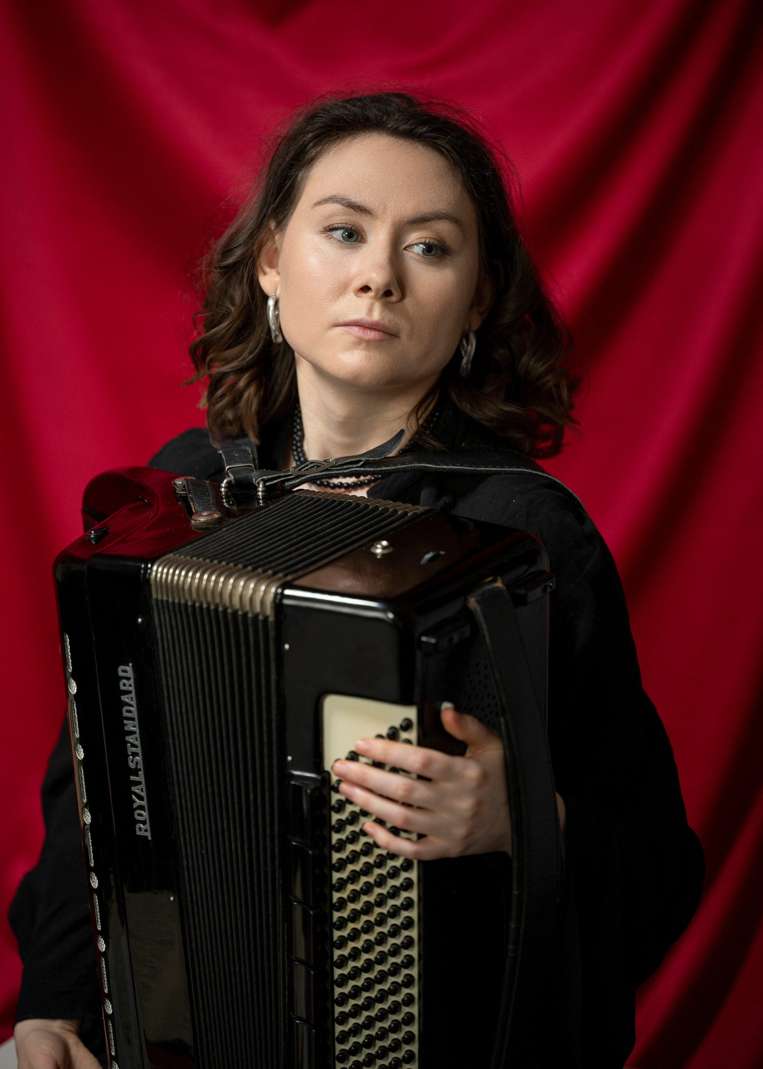 Фотосессия девушки с баяном