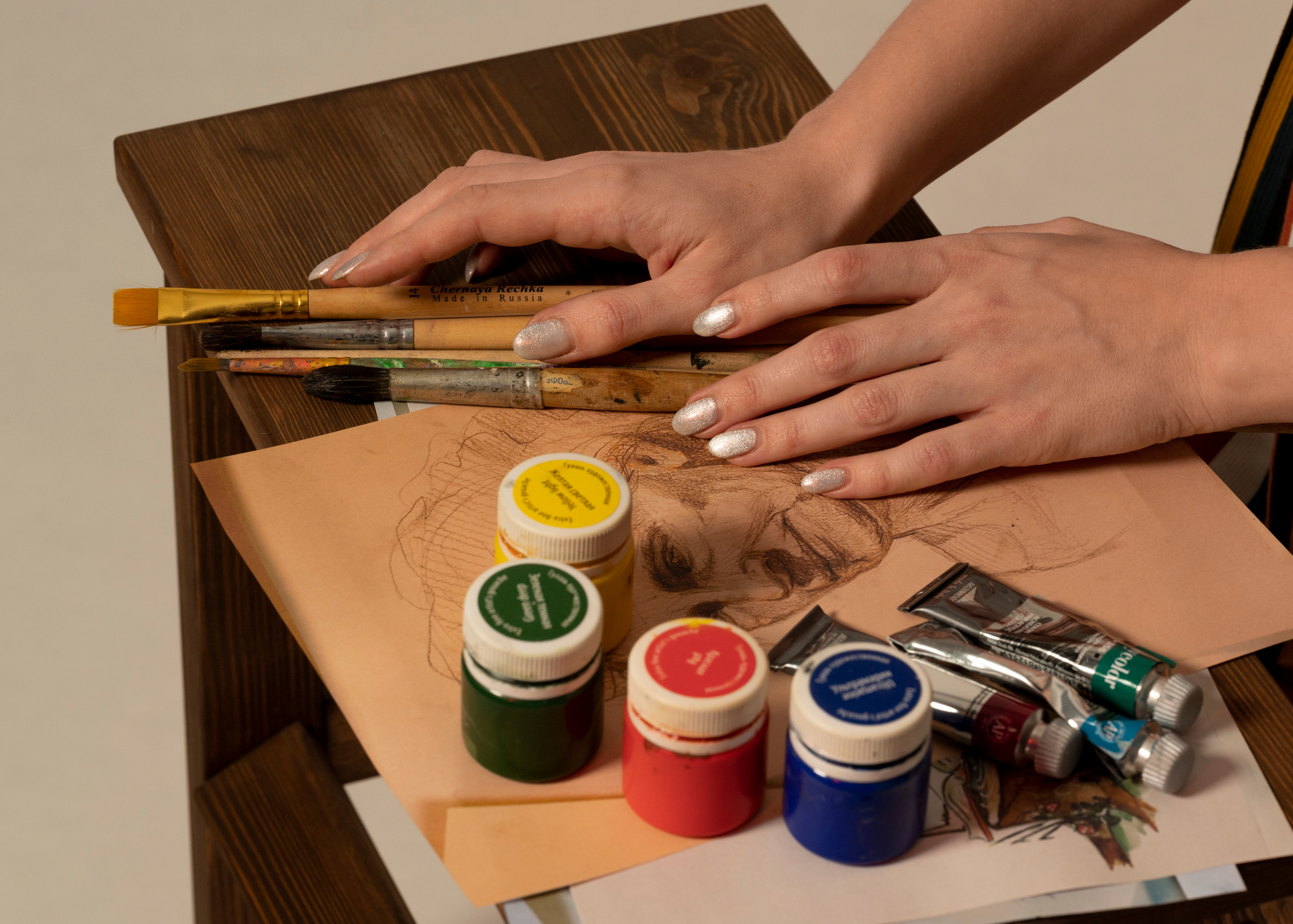 Фотосъёмка художницы в студии с кистями и красками