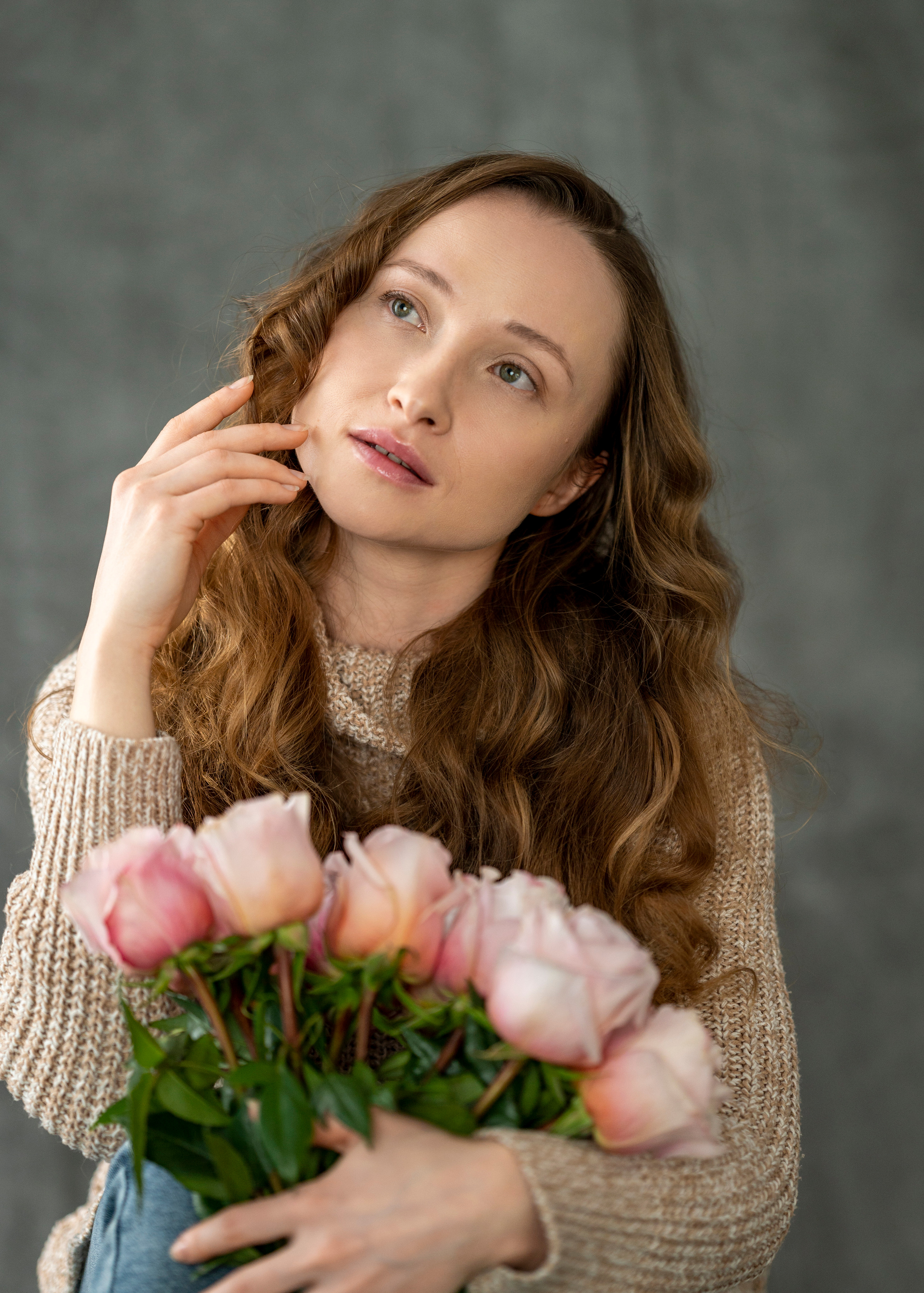 Фотосессия девушки в букетом роз