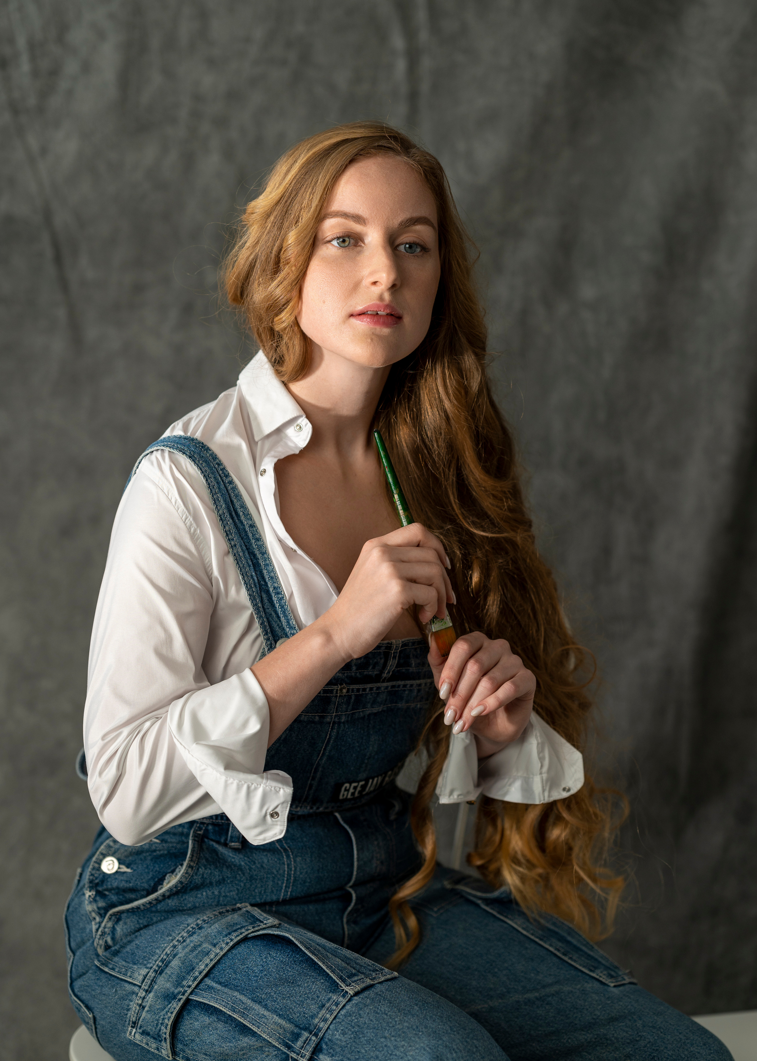 Студийная Art-съёмка девушки в образе художницы