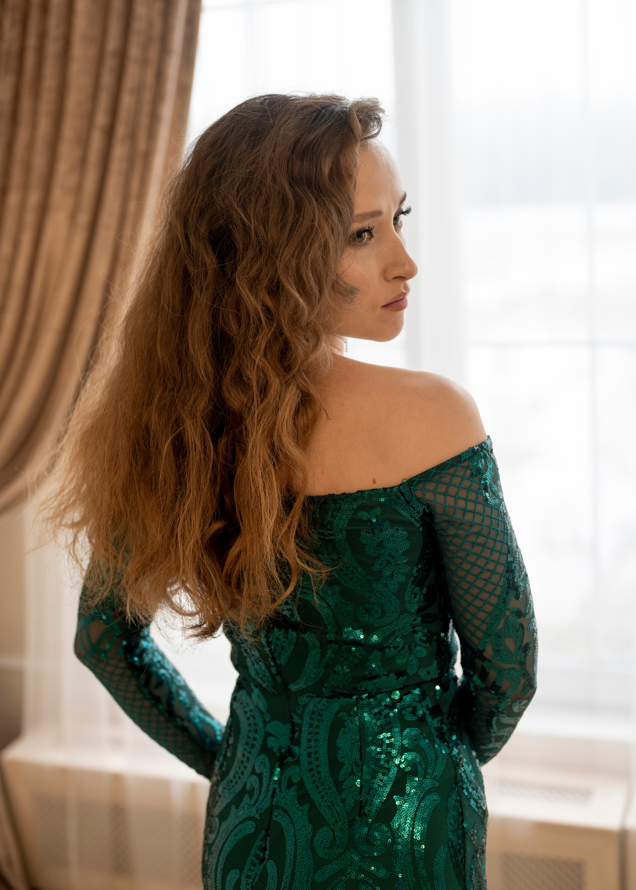 Фотосессия девушки в вечернем изумрудном платье