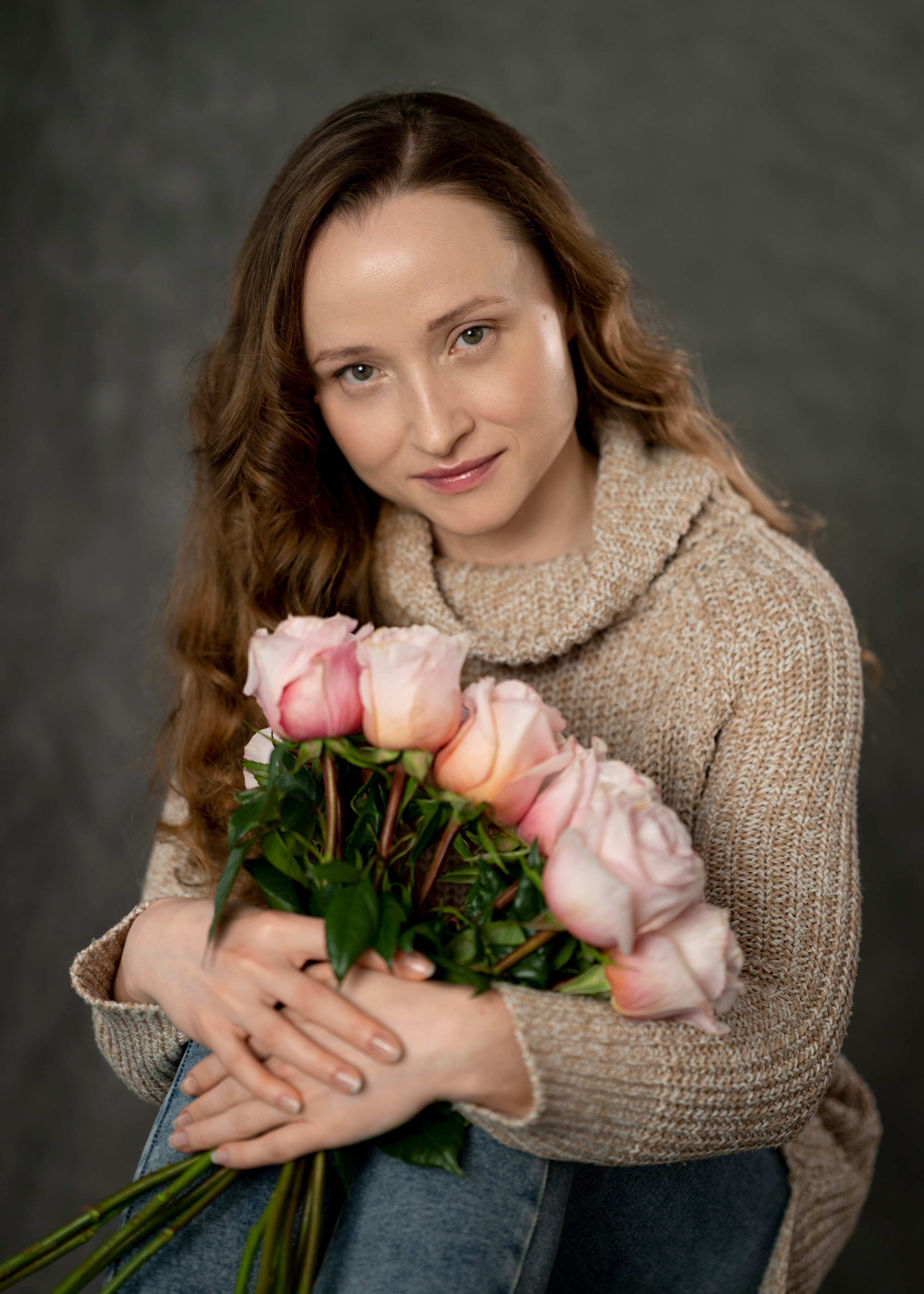 Фотосессия девушки в букетом роз