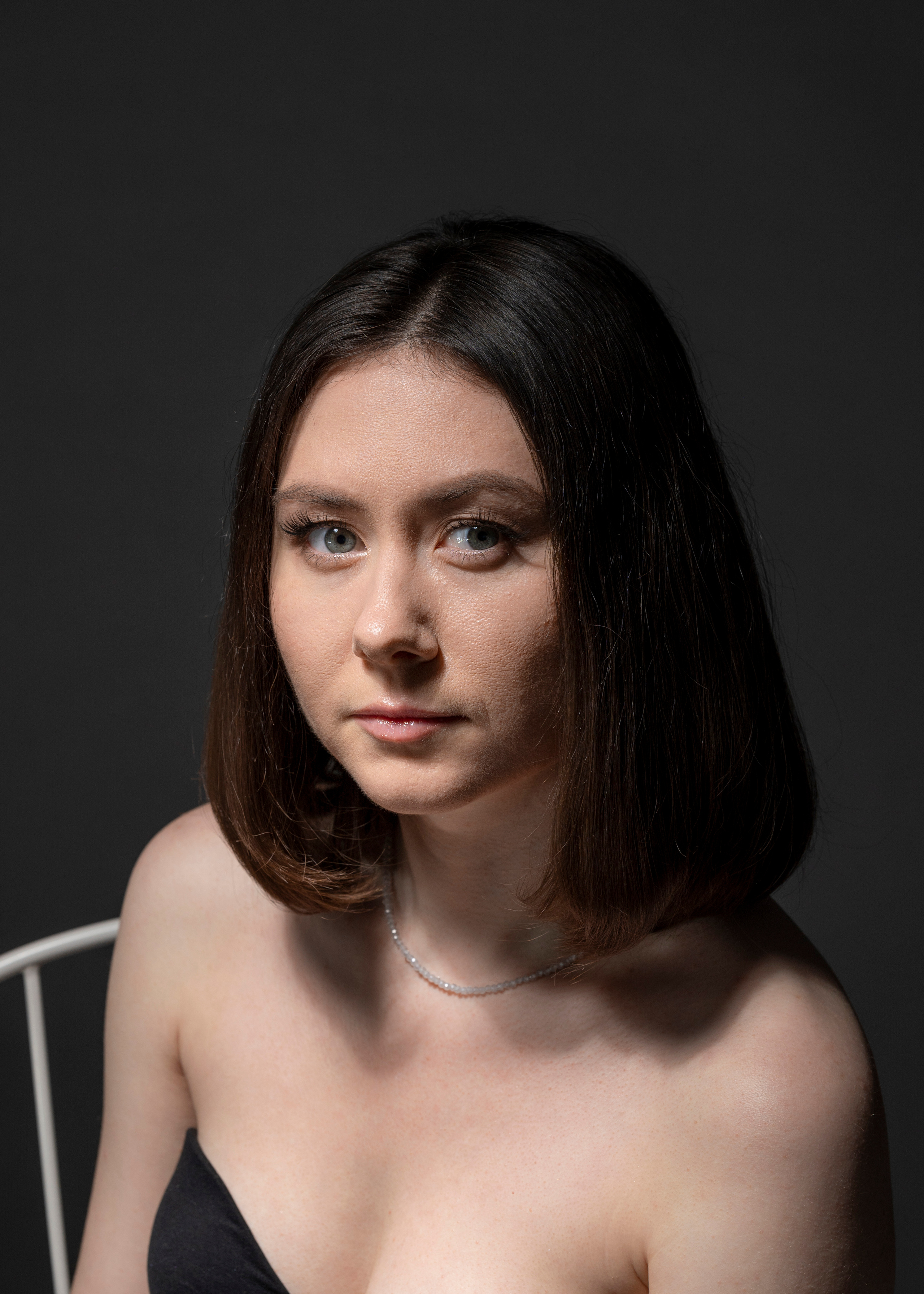 Фотосъёмка девушки в студии в вечернем образе