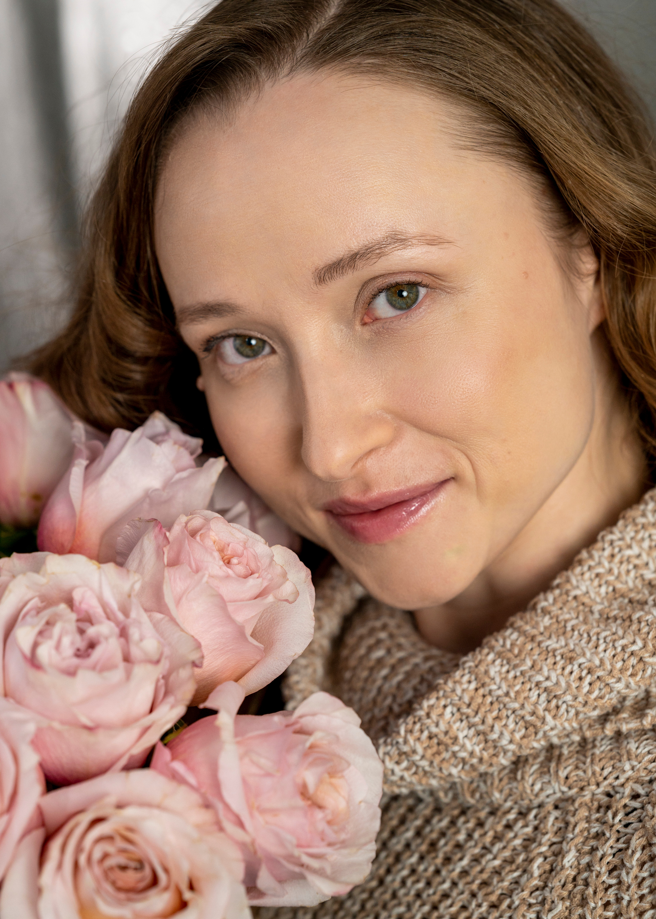 Фотосессия девушки в букетом роз