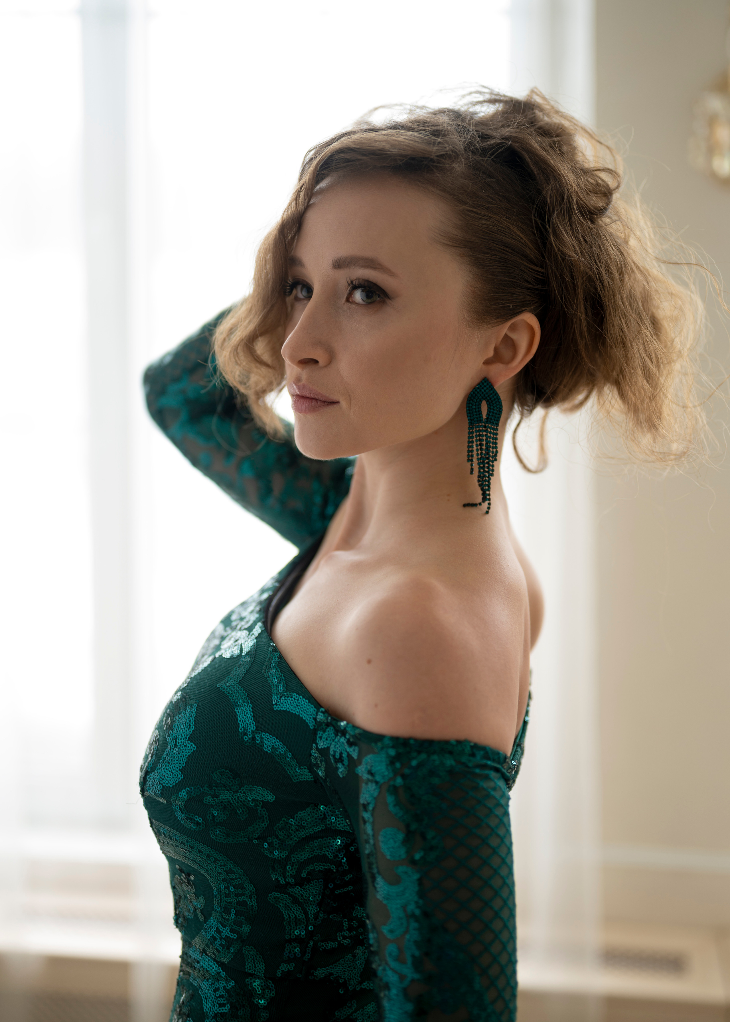 Фотосессия девушки в вечернем изумрудном платье