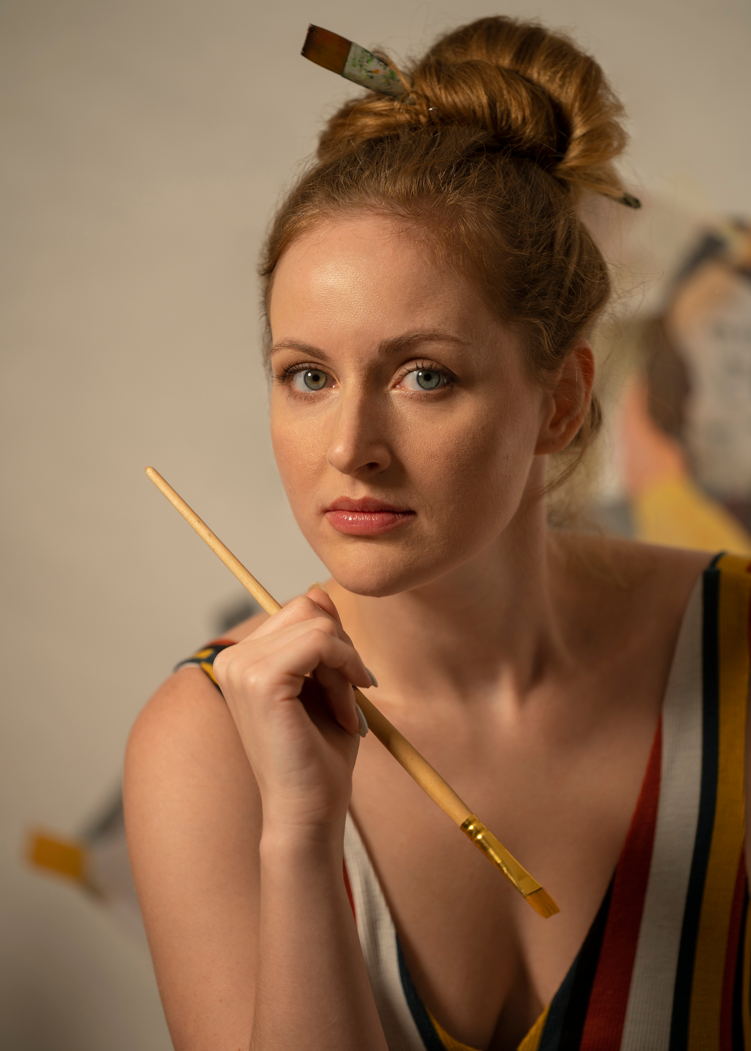 Фотосъёмка художницы в студии с кистями и красками