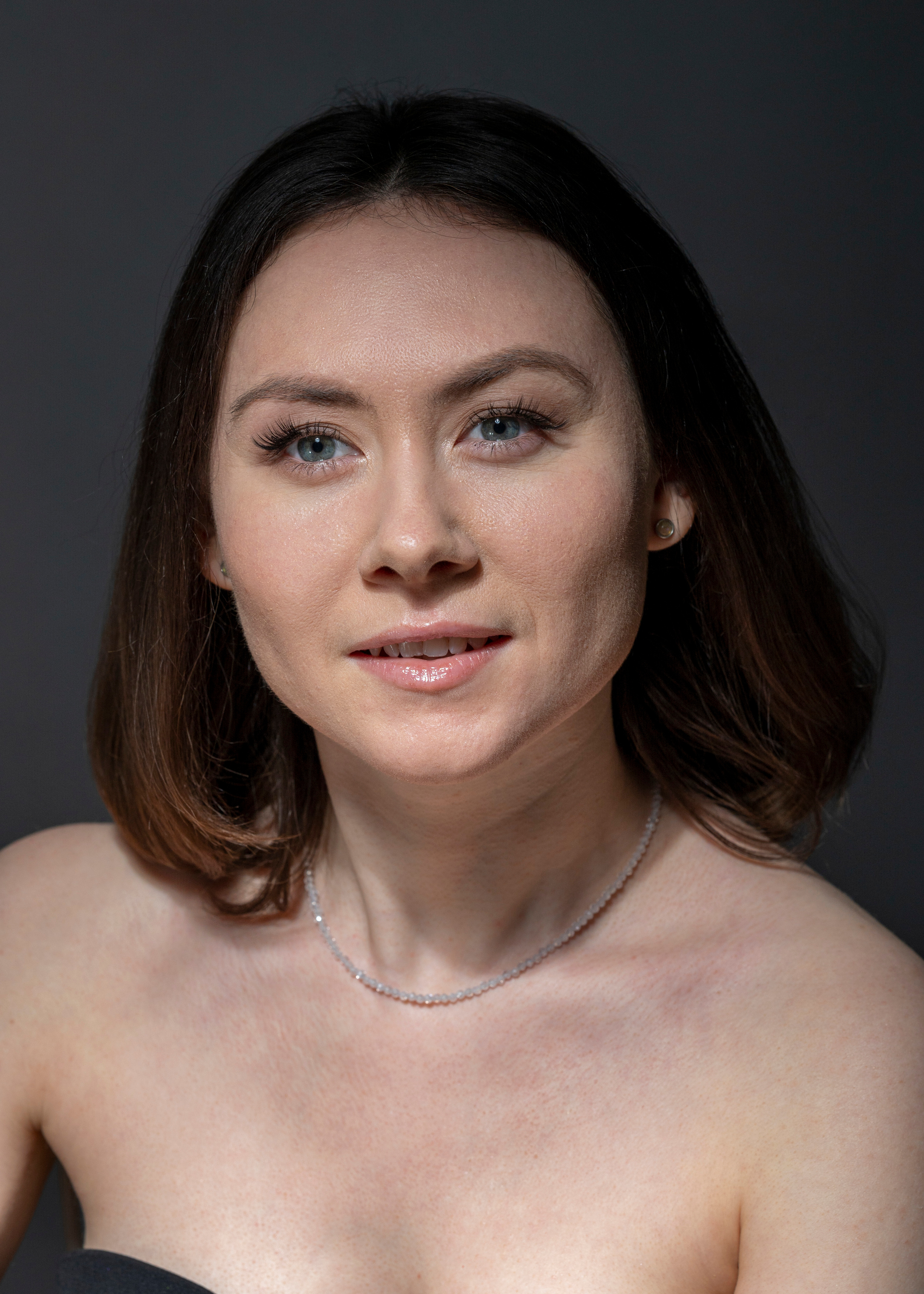 Фотосъёмка девушки в студии в вечернем образе