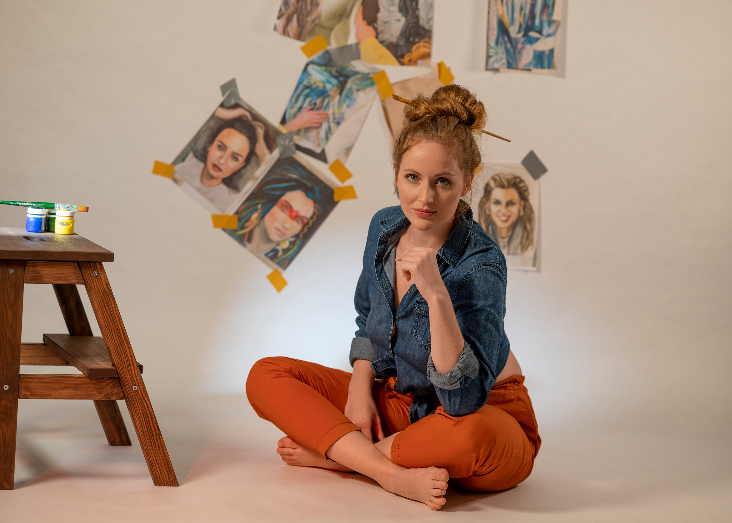 Фотосъёмка художницы в студии с кистями и красками