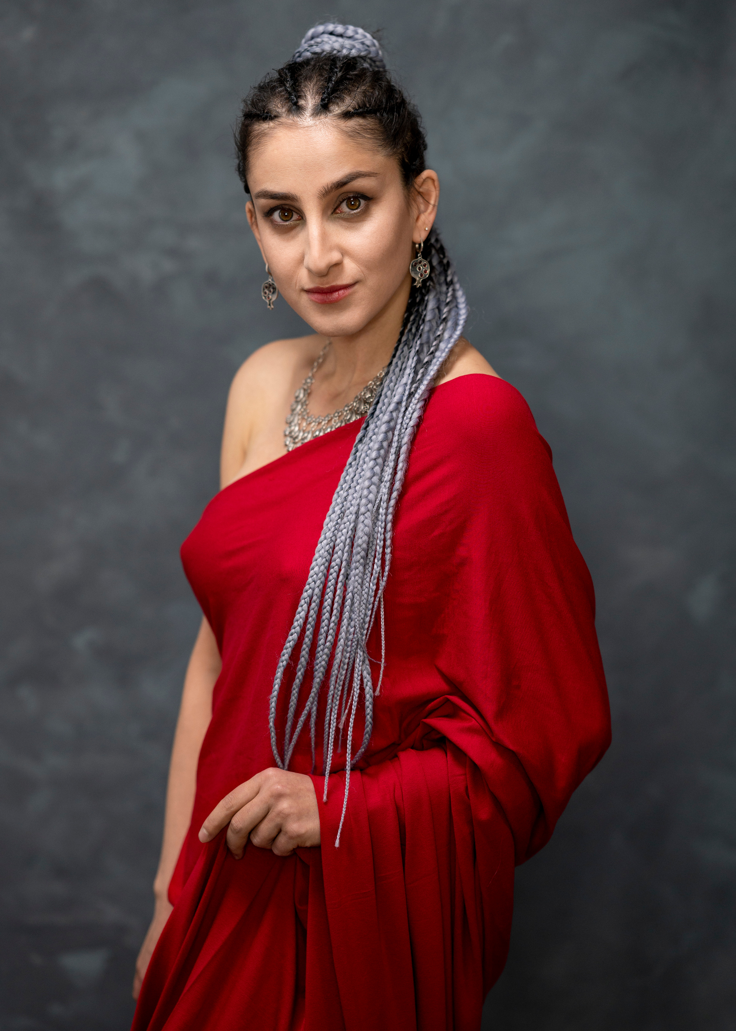 Студийная съёмка в красной ткани в греческом стиле