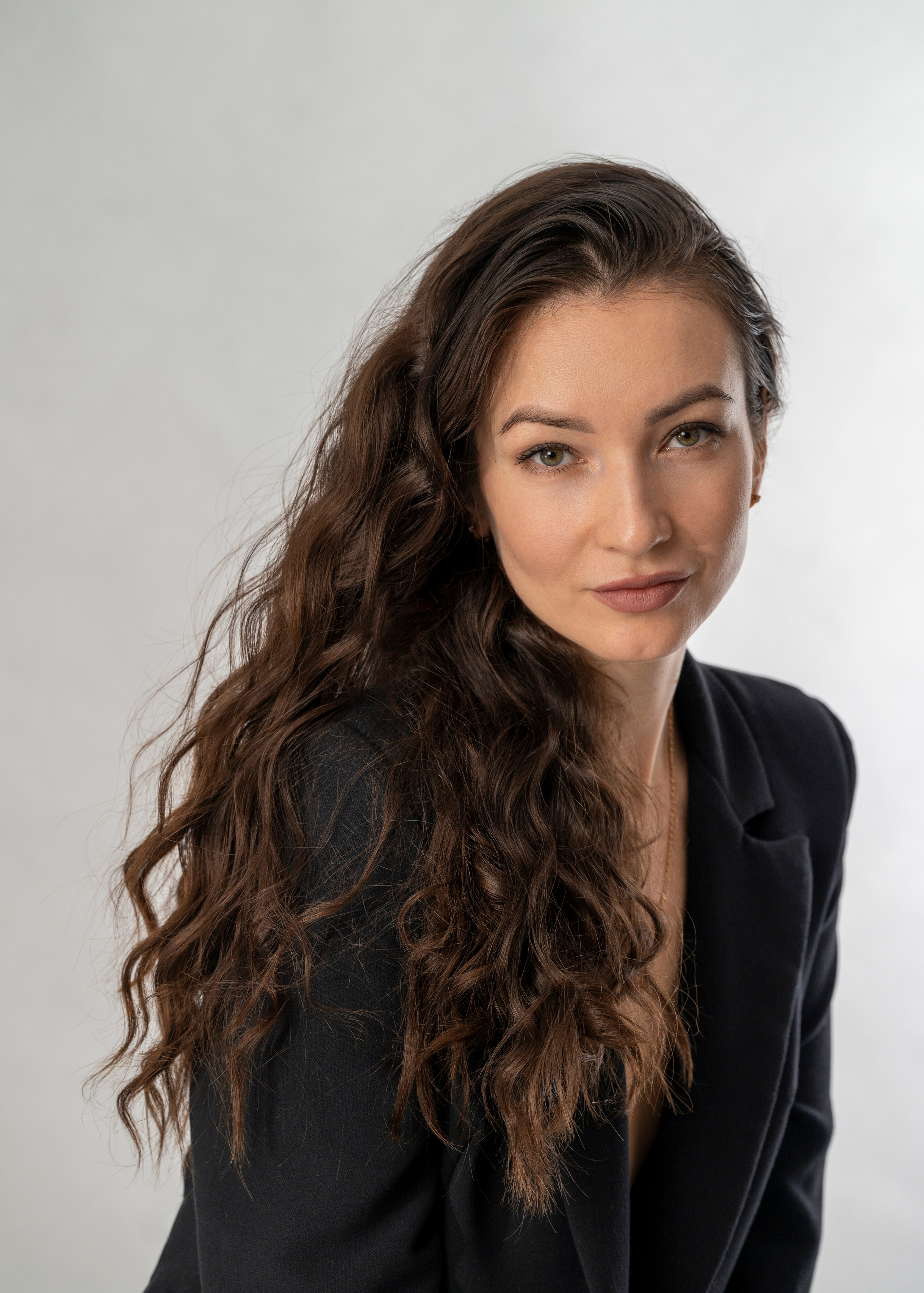 Фотосъёмка девушки в деловом в чёрном костюме