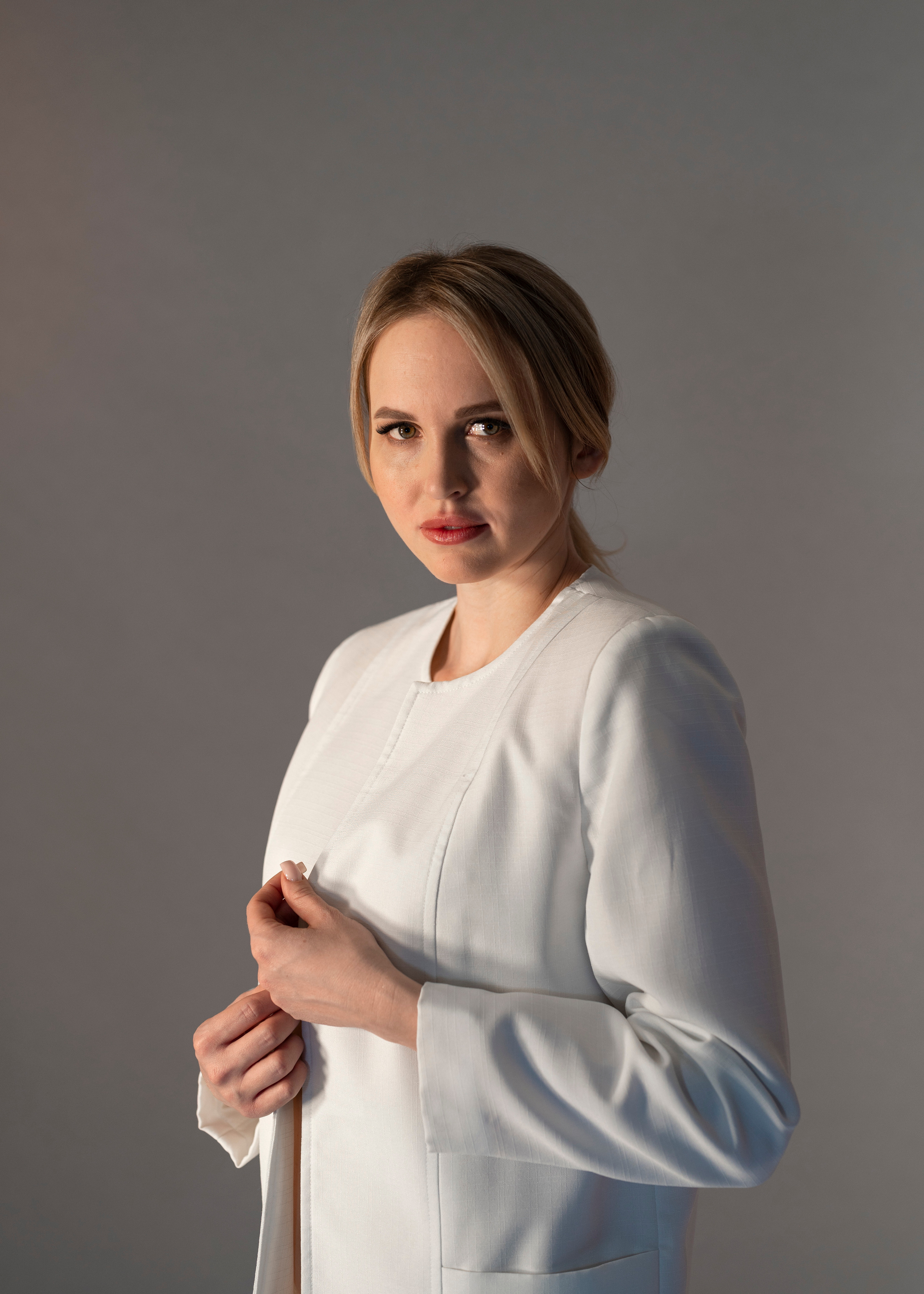 Студийная съёмка девушки в белом пиджаке