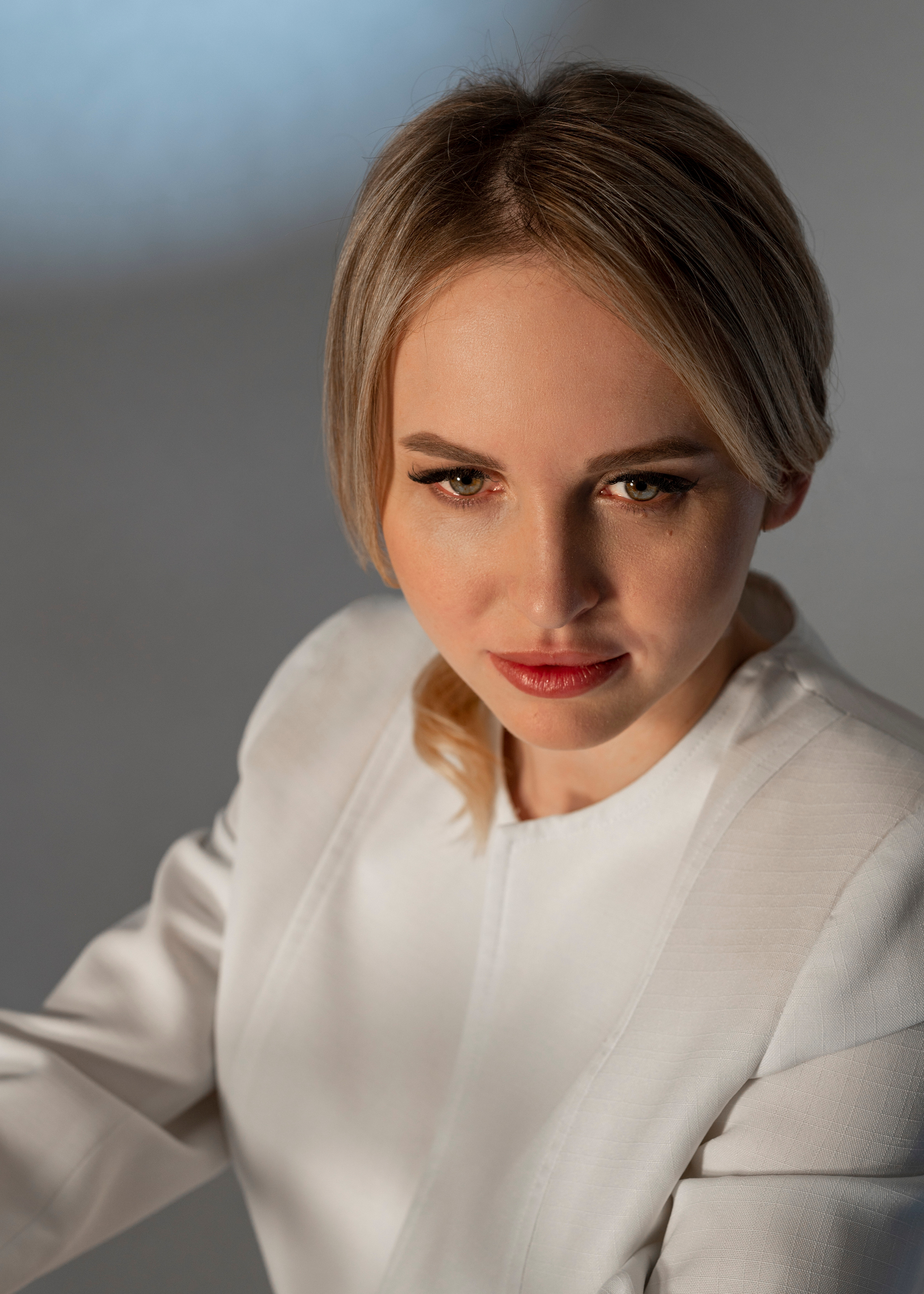 Студийная съёмка девушки в белом пиджаке