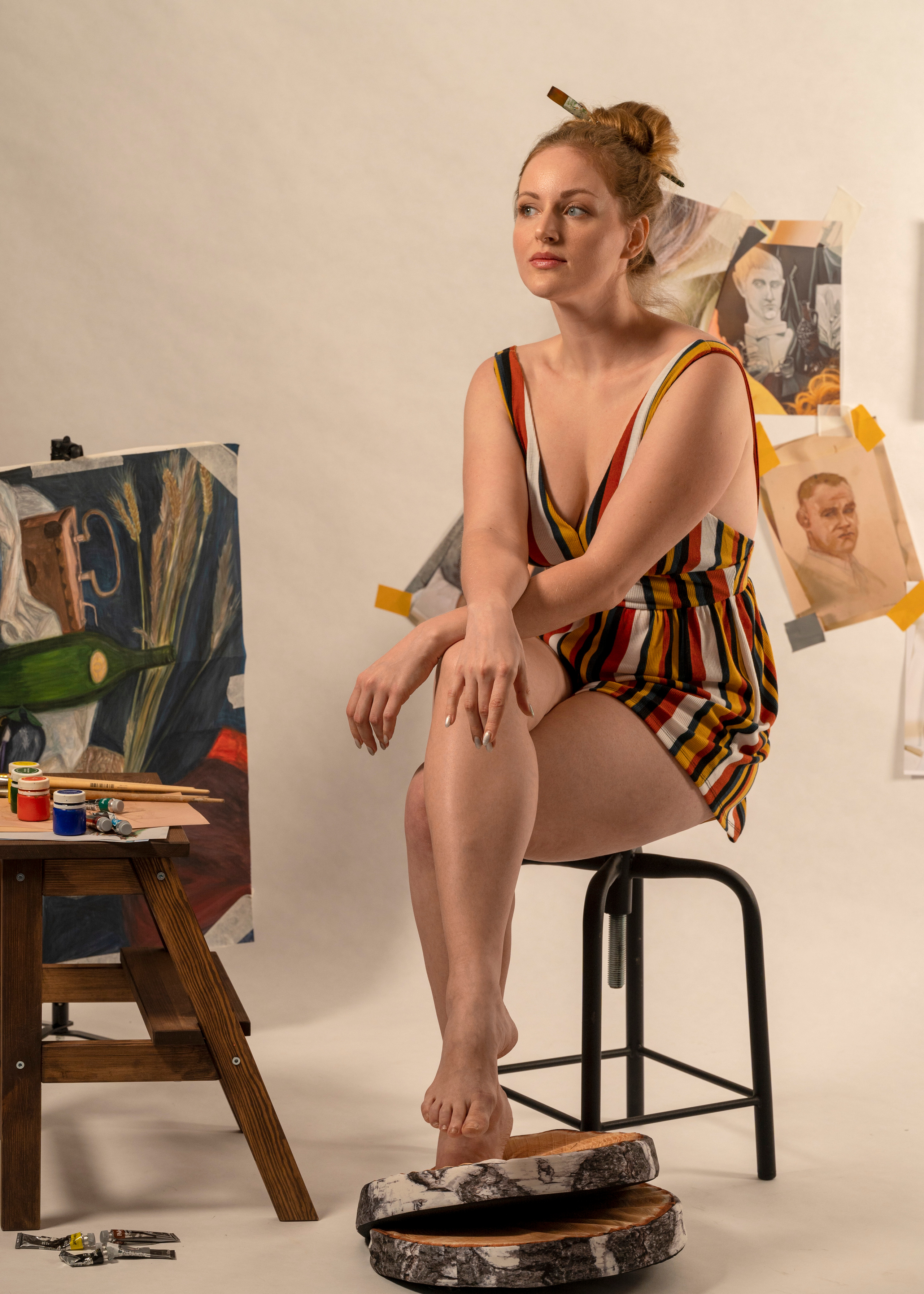 Фотосъёмка художницы в студии с кистями и красками